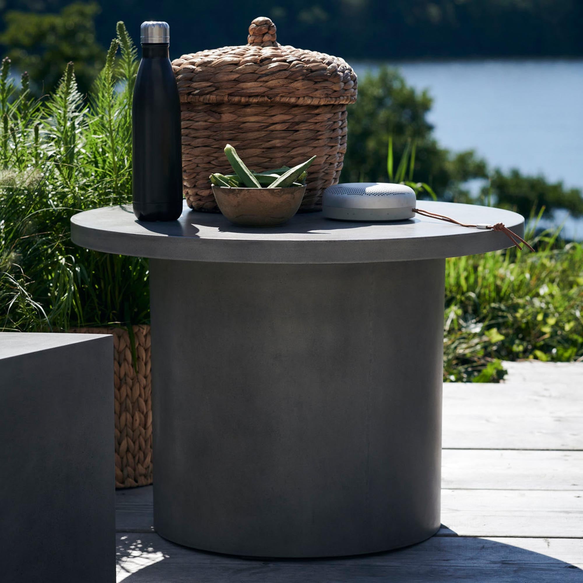 Robuster Stone Tisch von House Doctor für urbanes Wohndesign.