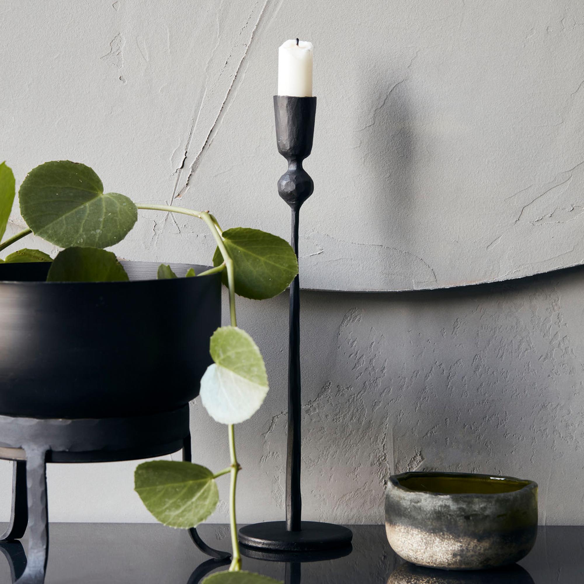 Eleganter Kerzenständer Trivo in Schwarz von House Doctor, stilvoll inszeniert mit warmem Kerzenlicht und modernem Design.