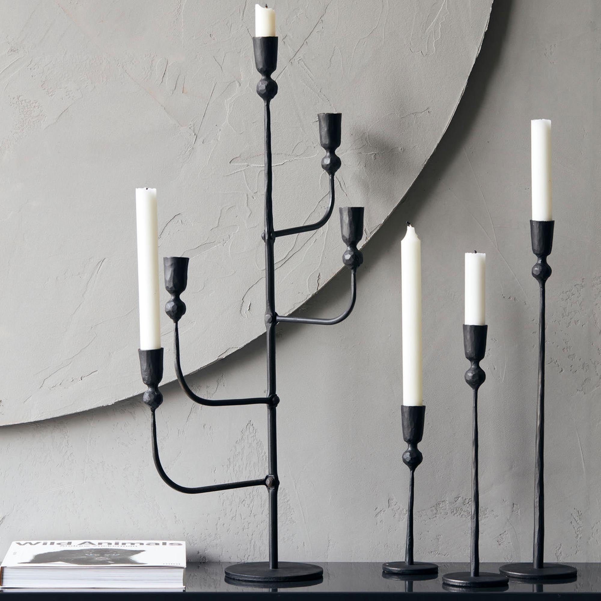Eleganter Kerzenständer Trivo von House Doctor, der durch sein minimalistisches Design und die harmonische Formgebung eine warme Atmosphäre schafft.