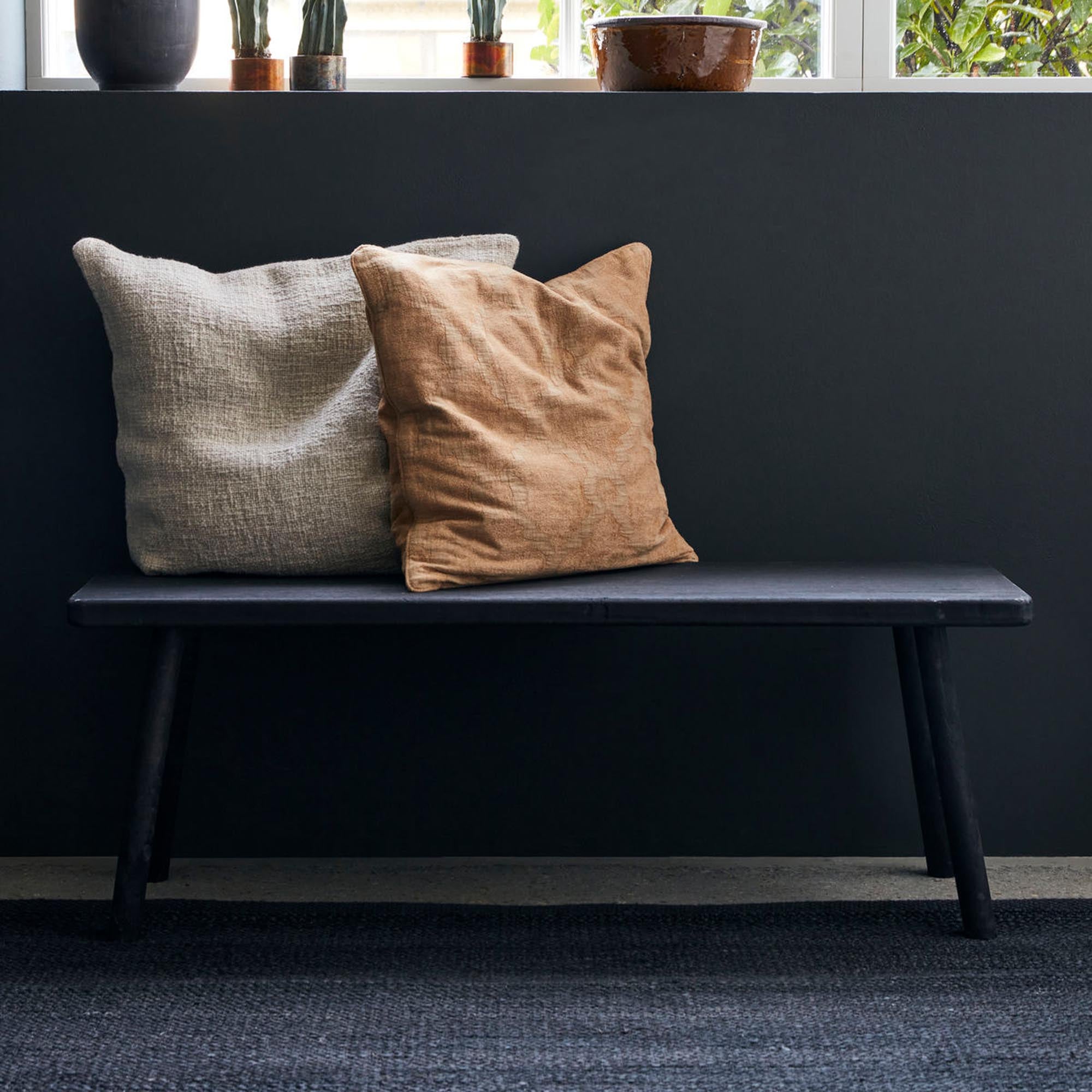 Entdecken Sie die Nadi Bank von House Doctor – eine stilvolle Ergänzung für jedes Zuhause, die Komfort und modernes Design vereint.