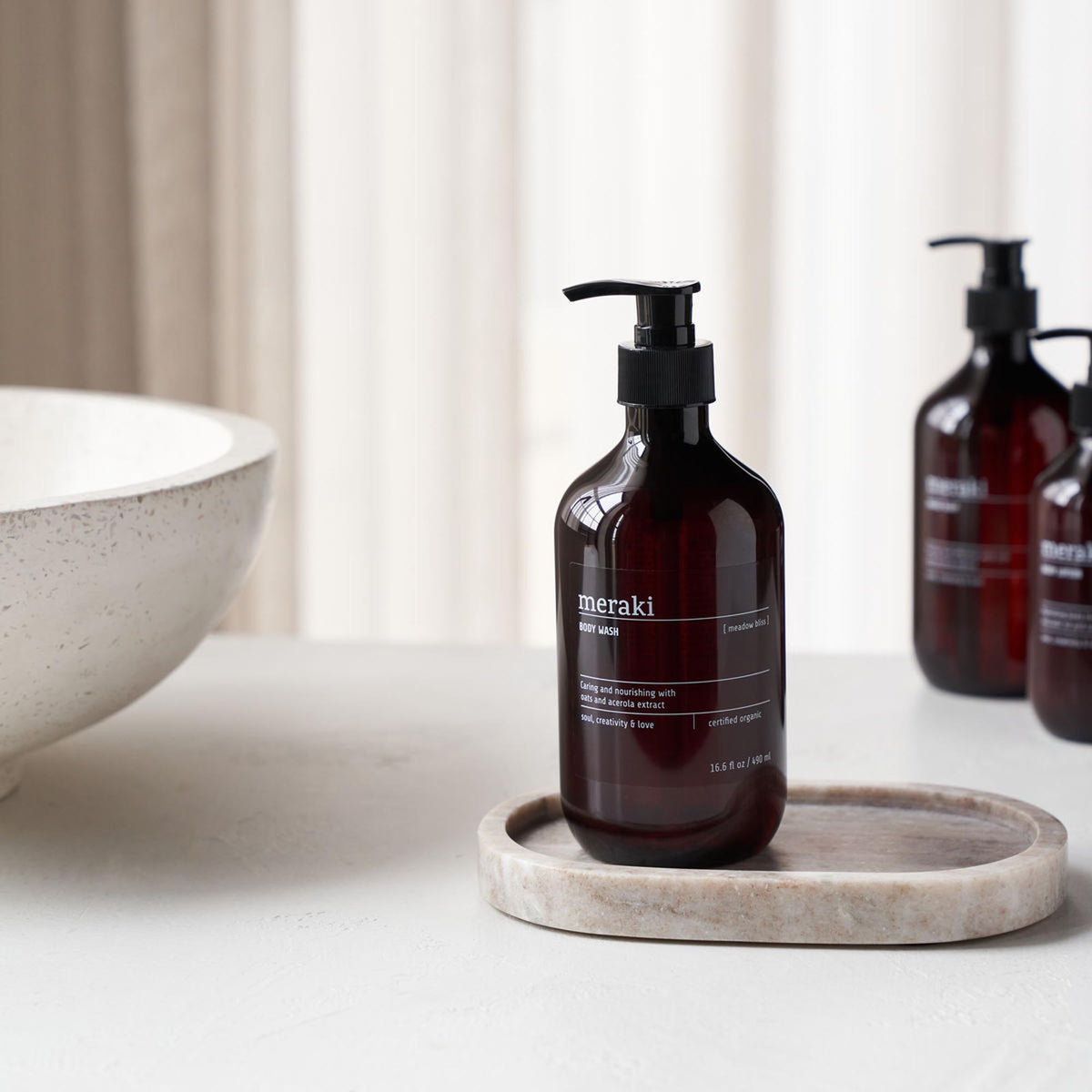 Body wash, Meadow bliss in Braun präsentiert im Onlineshop von KAQTU Design AG. Duschmittel + Shampoo ist von Meraki
