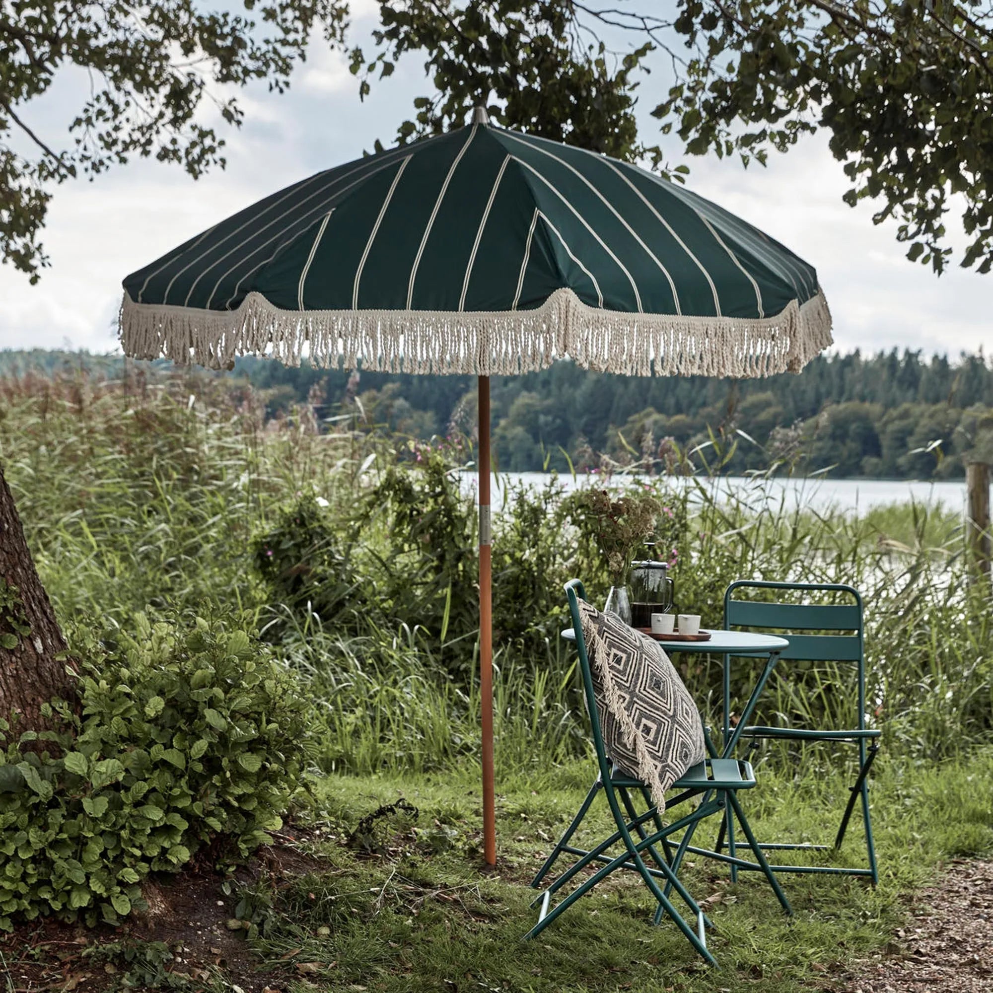 Eleganter grüner Sonnenschirm HDBlock von House Doctor für stilvolle Gärten.