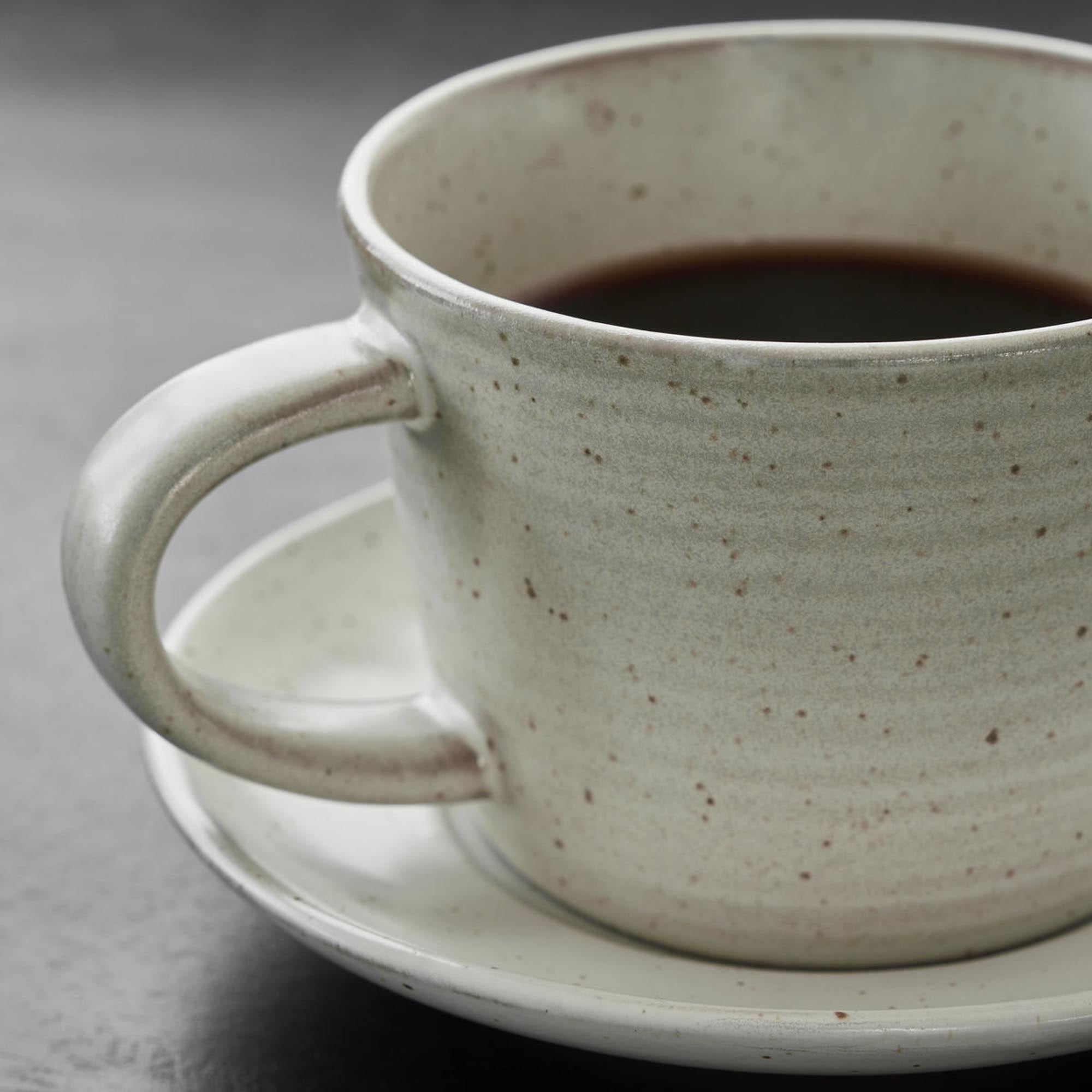 Elegante HDPion Kaffeetasse mit Untertasse, grau/weiss, House Doctor.