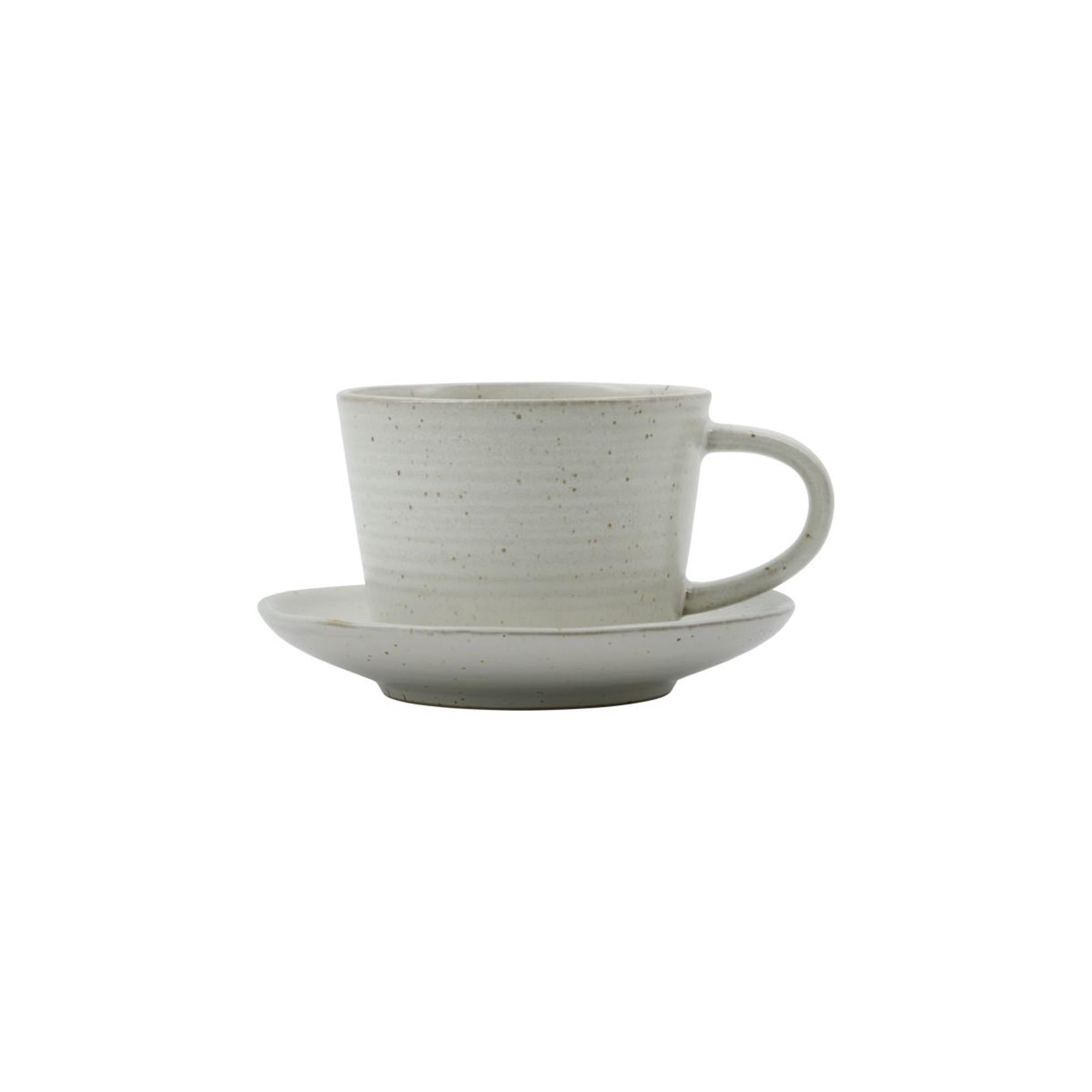Elegante Kaffeetasse mit Untertasse aus Steinzeug, grau/weiss, von House Doctor. Perfekt für stilvolle Kaffeepausen.