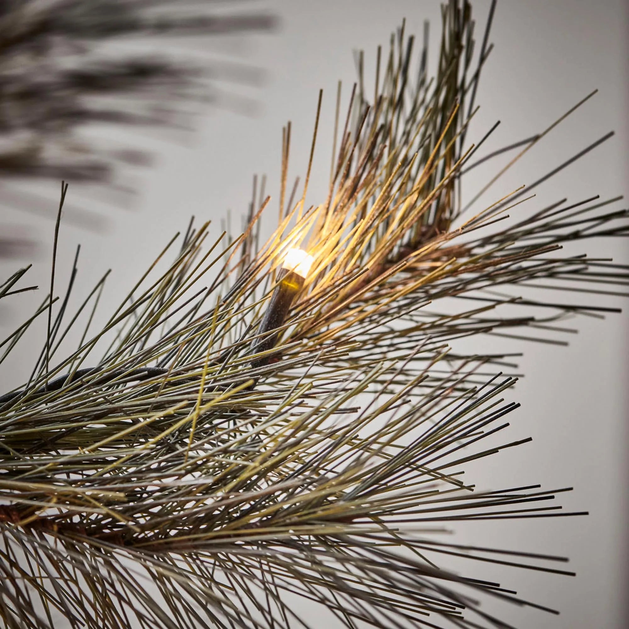 Natürlicher LED-Weihnachtsbaum von House Doctor für festliche Stimmung.