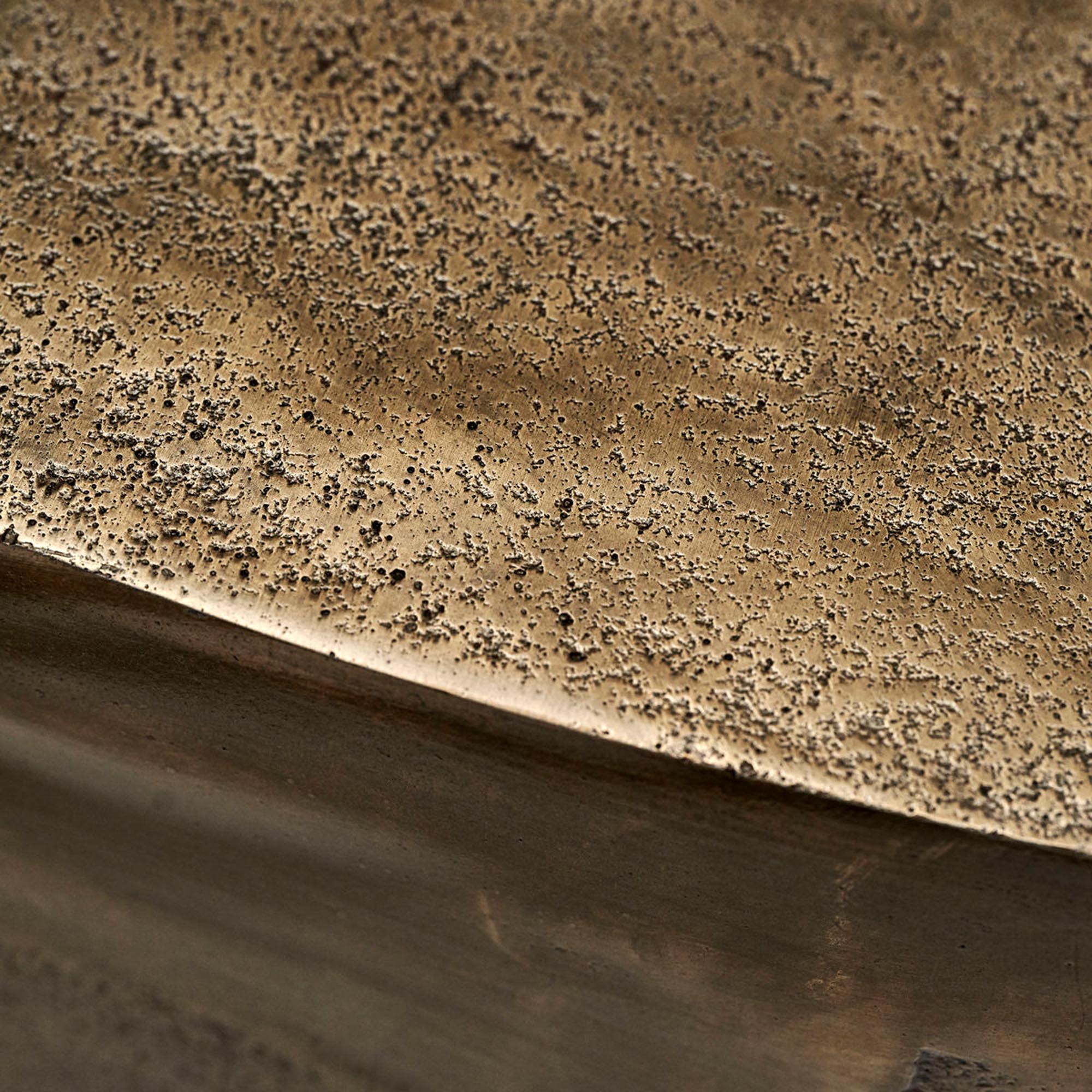 Stilvoller Couchtisch HDRota mit antikem Messing-Finish von House Doctor.