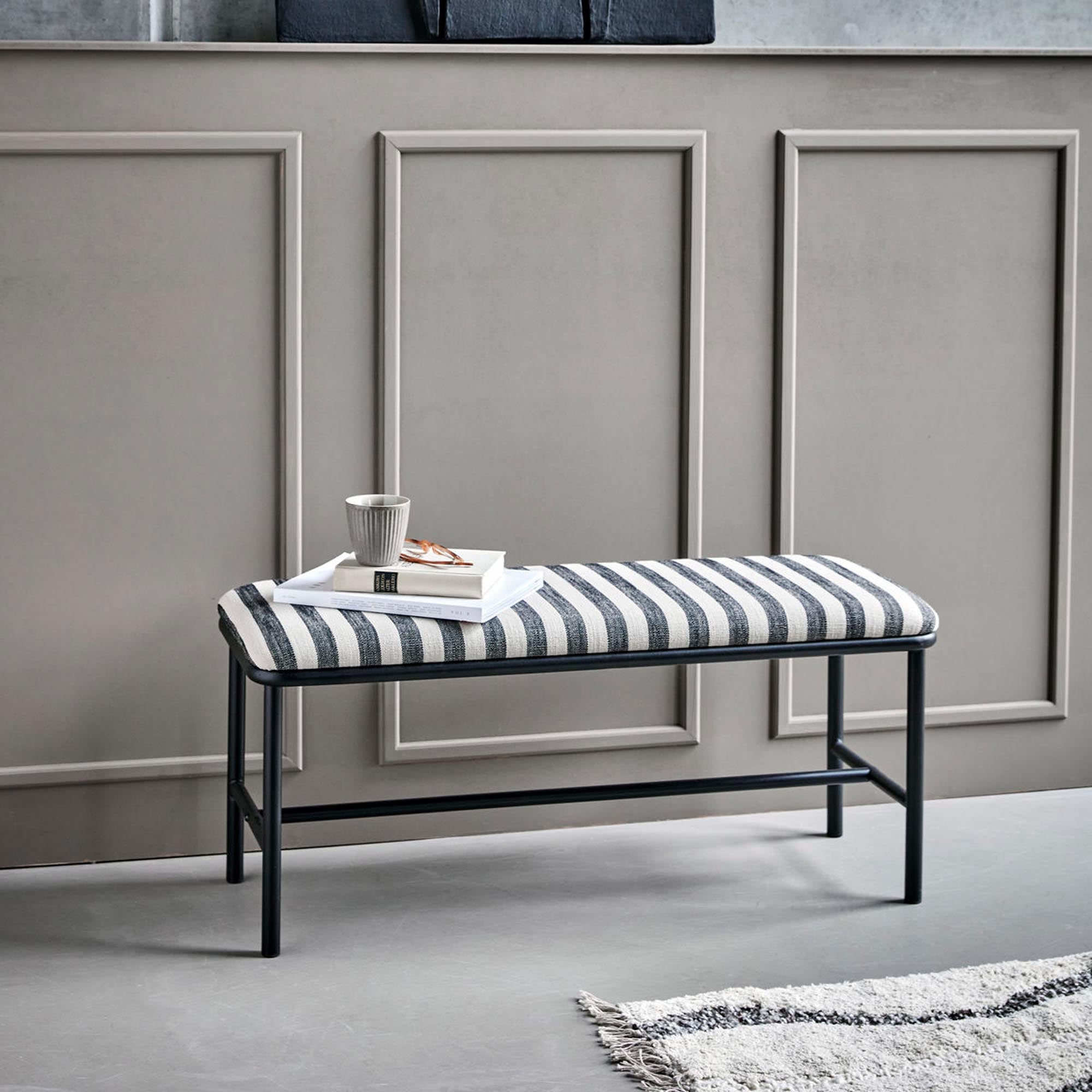 Stilvolle Bank HDToda in Schwarz/Off-Weiss von House Doctor.