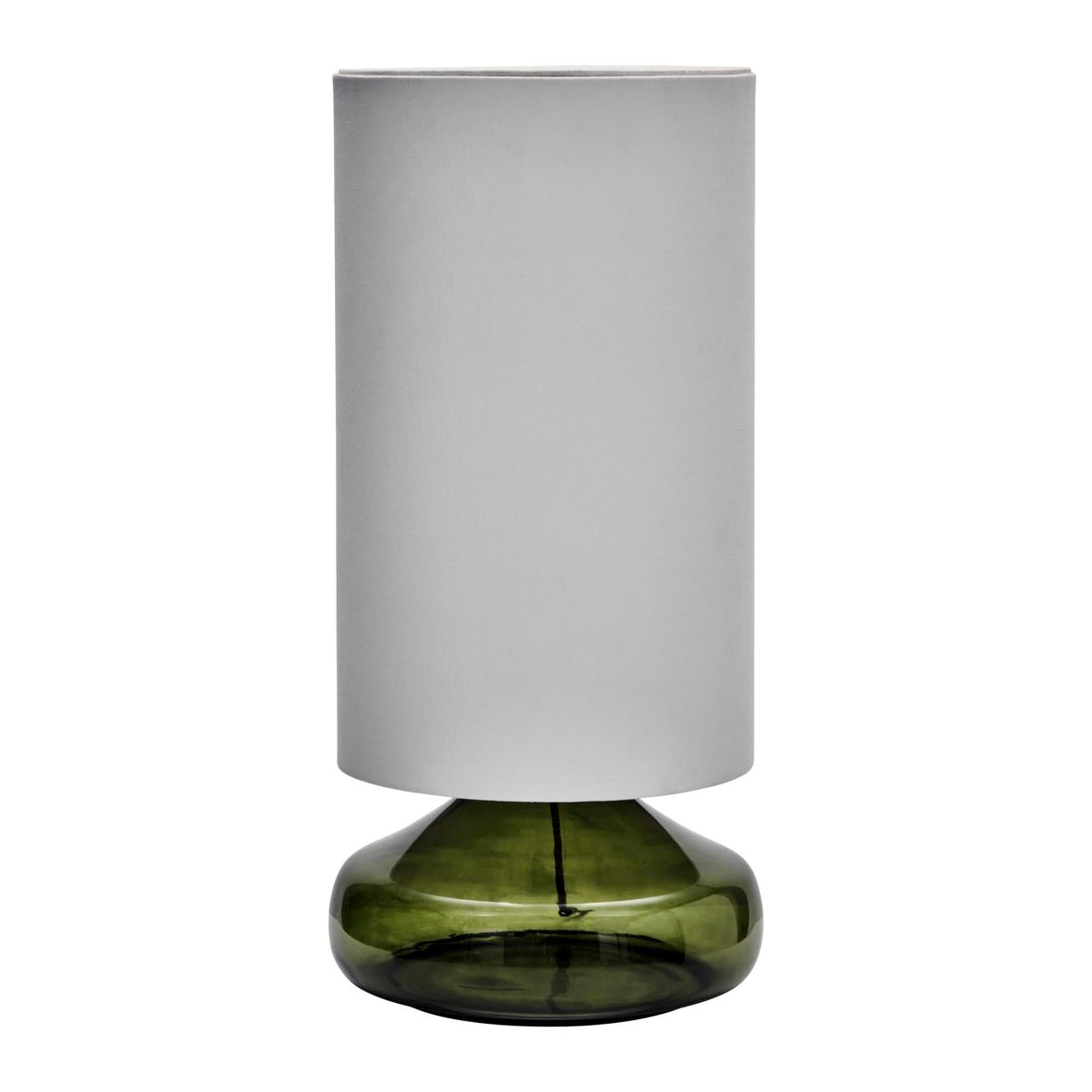 Stilvolle Tischleuchte HDMatte: Grüner Glasfuss, cremeweisser Schirm, 2m Kabel, E27-Fassung. Perfekt für moderne Wohnräume.