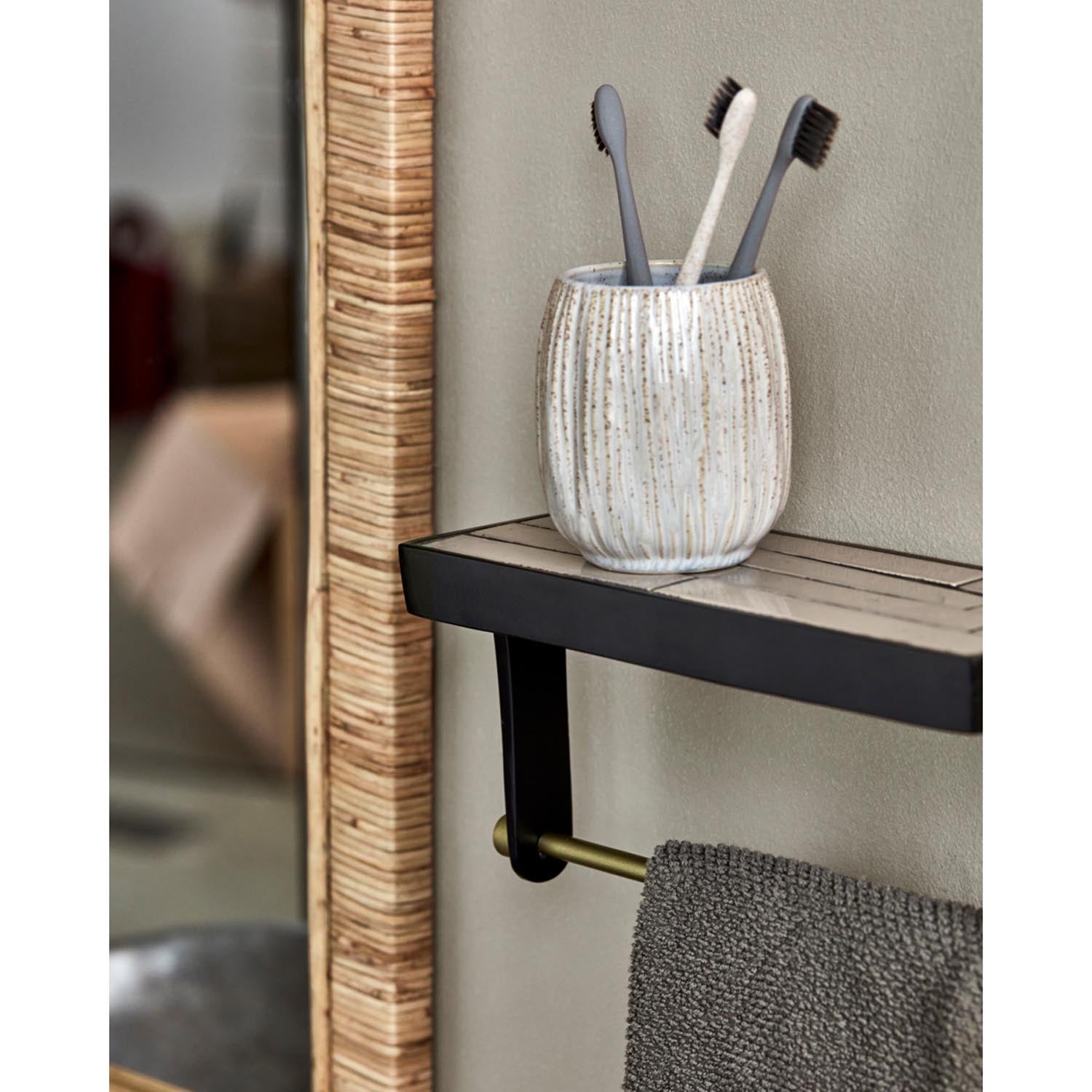 Modernes, minimalistisches Regal in Weiß von House Doctor, vielseitig einsetzbar als Handtuchhalter für ein aufgeräumtes Badezimmer.
