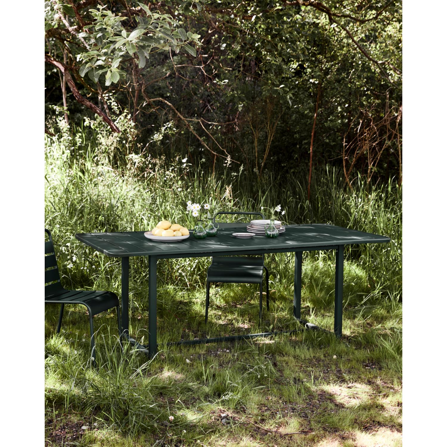 Moderner Gartentisch HDHelo in lebhaftem Grün von House Doctor, ideal für entspannte Outdoor-Momente und elegante Gartenpartys.
