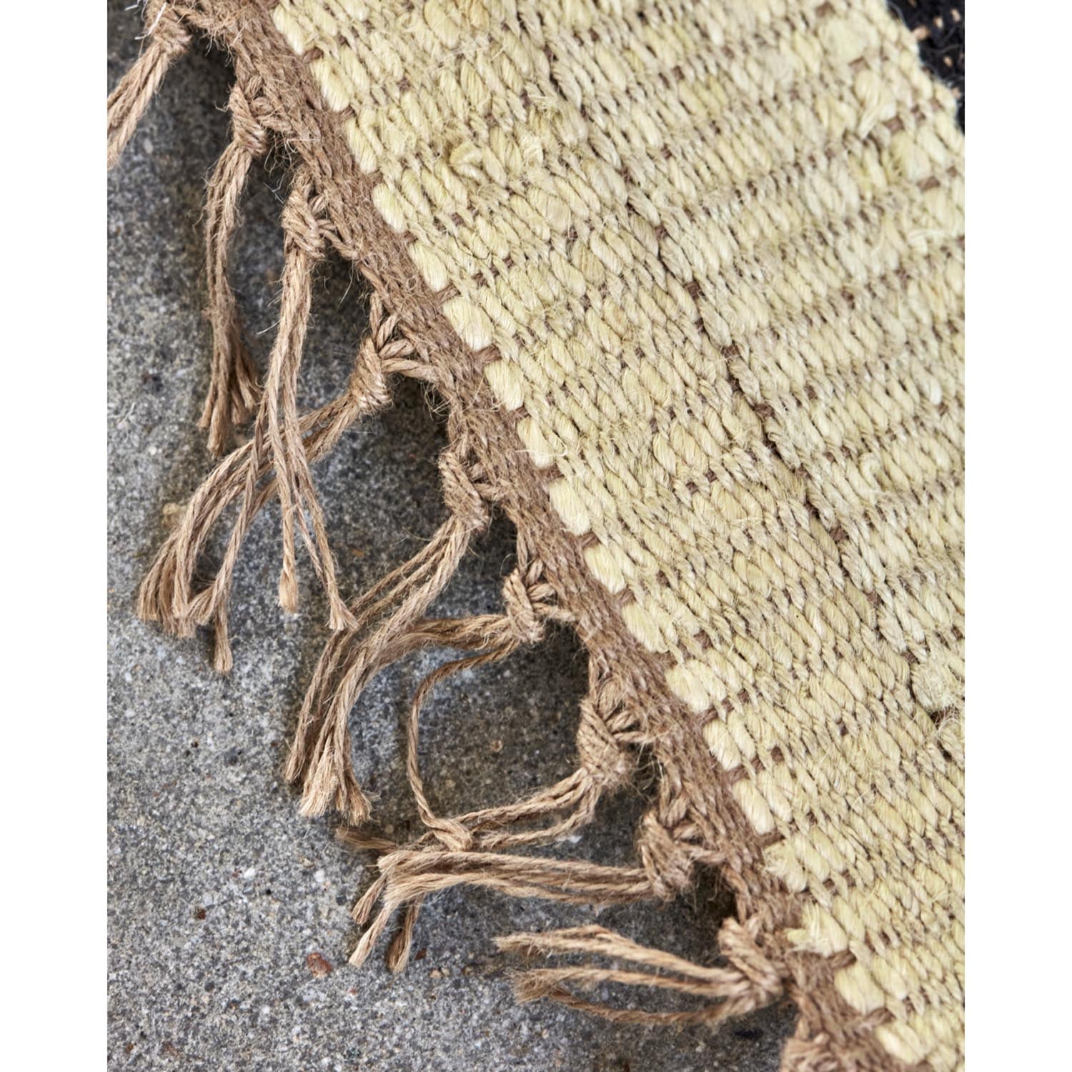 Eleganter schwarzer Teppich HDSima von House Doctor, ideal für stilvolle Wohnräume, kombiniert natürliche Texturen mit modernem Design.