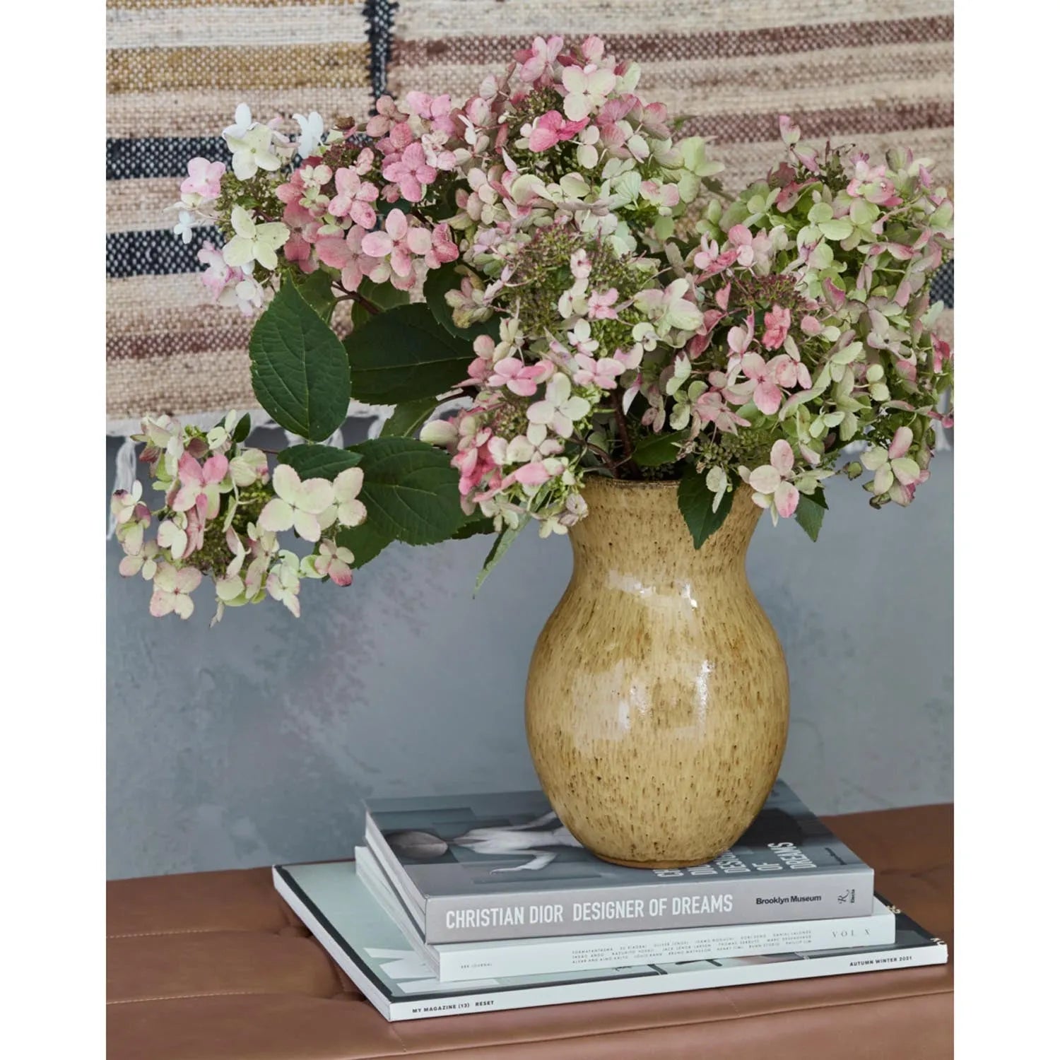 Elegante beige Keramikvase von House Doctor, handgefertigt, mit schützender Glasur und vielseitigen Gestaltungsmöglichkeiten.