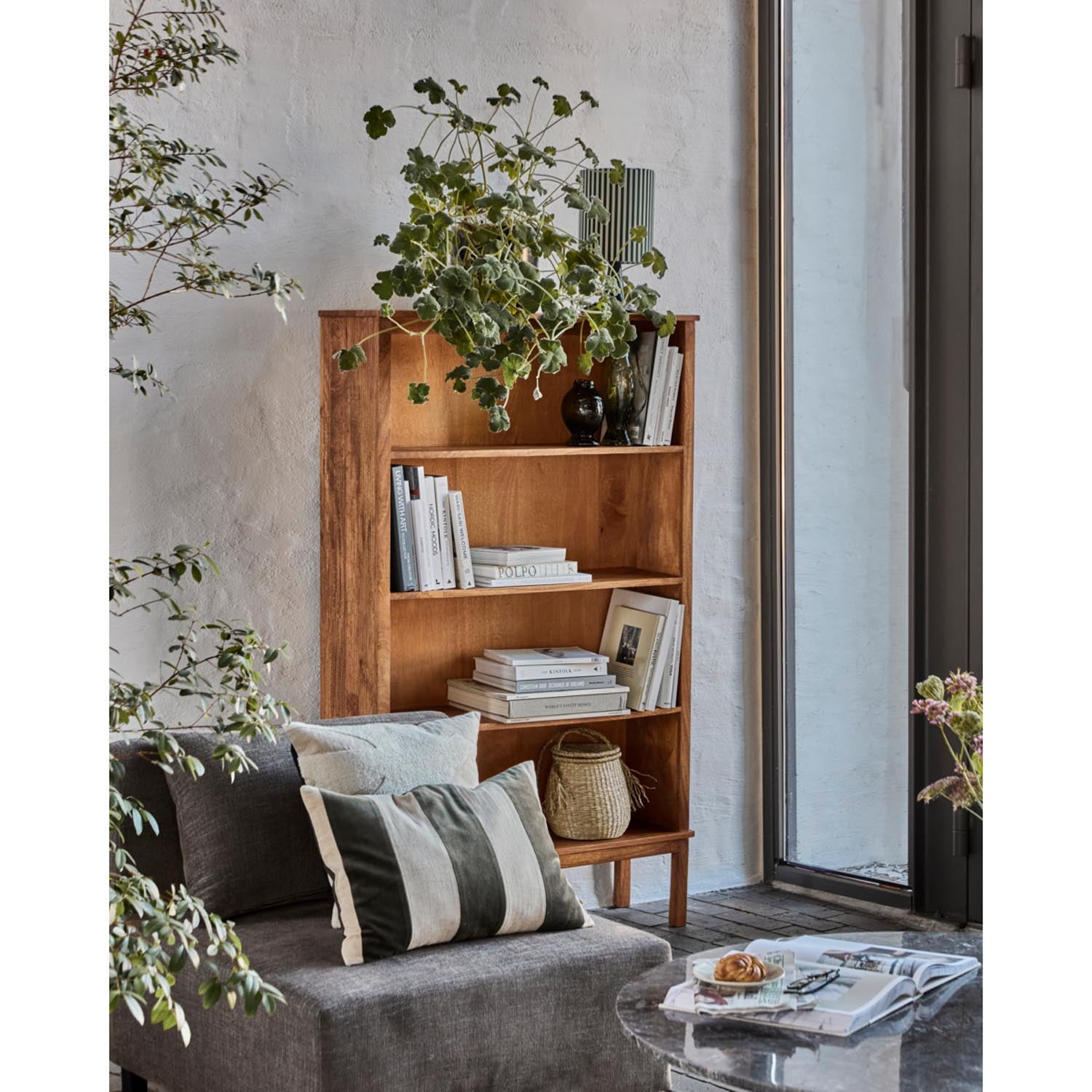 Elegantes Standregal HDBalance in antikbraun, ideal zur stilvollen Aufbewahrung und Präsentation von Büchern und Deko-Elementen.