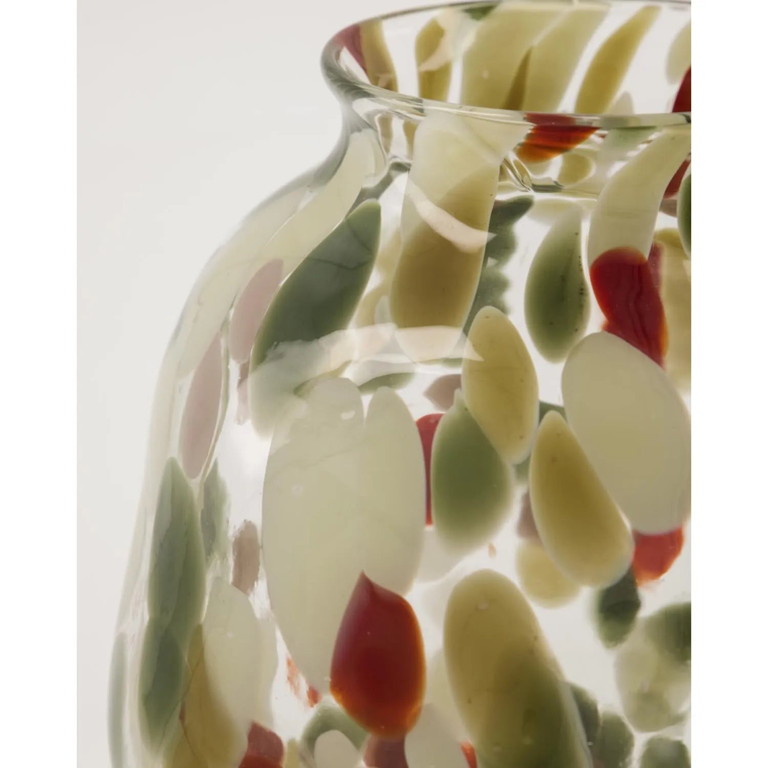 Die Vase HDDot von House Doctor ist ein handgefertigtes Glasunikat mit bunten Punkten, das jedem Raum eine elegante Note verleiht.