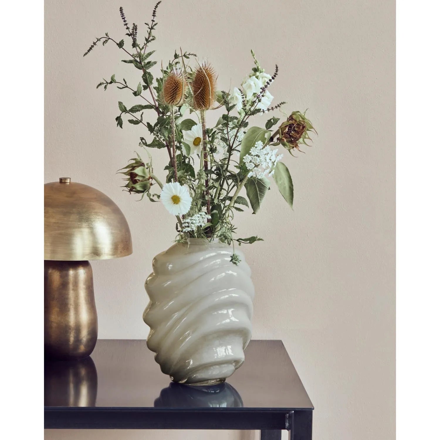 Die HDDesert Vase in Hellgrau von House Doctor vereint Eleganz und modernes Design mit organischen Linien und robuster Handwerkskunst.