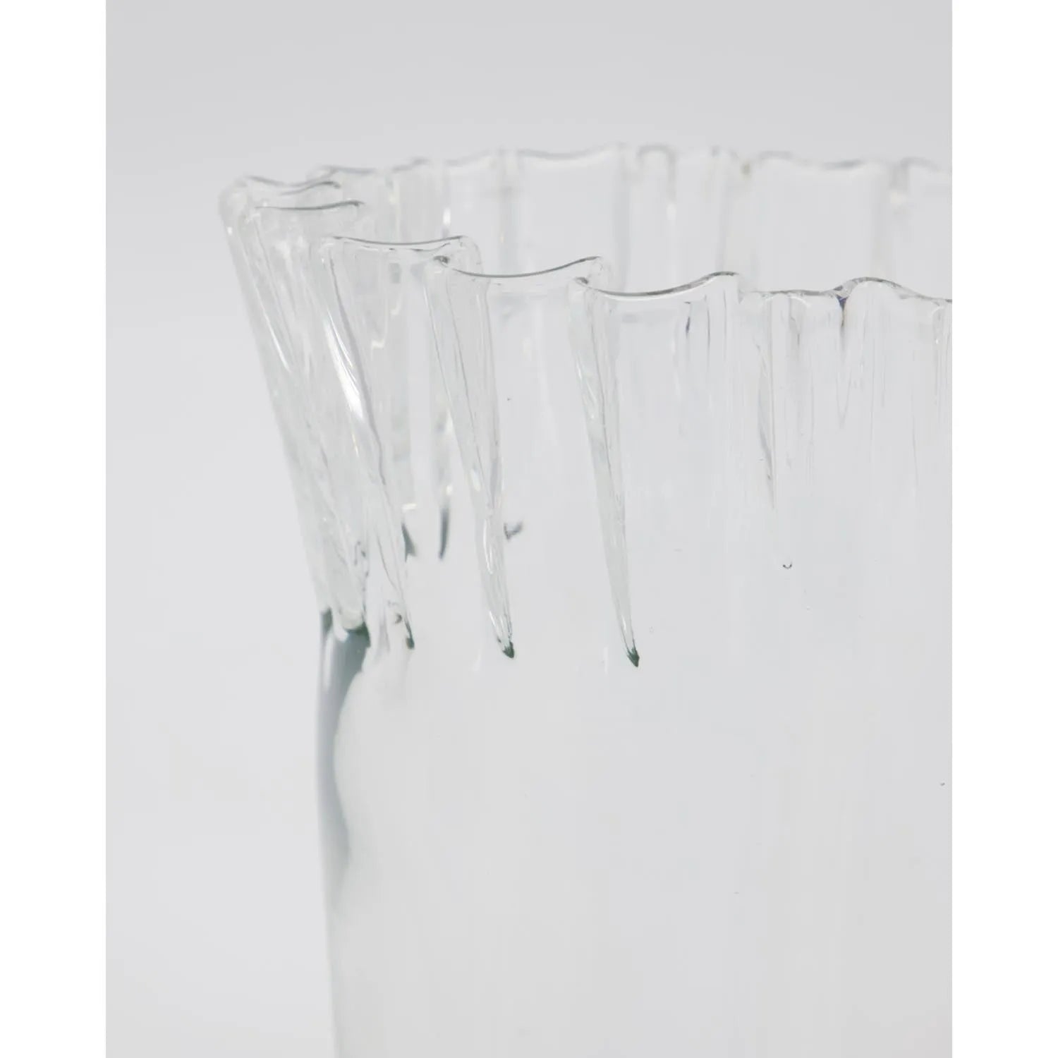 Die Vase HDFold von House Doctor besticht durch klares Glas und elegante Falten, ideal für Blumenarrangements.