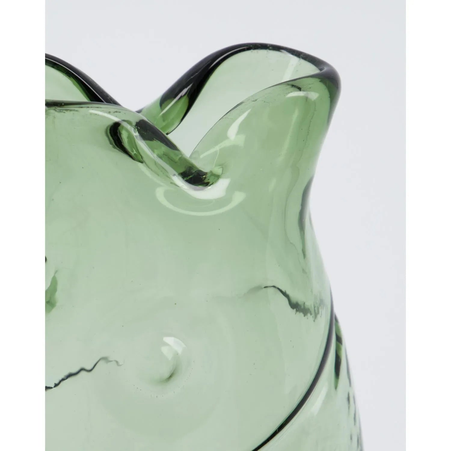 Die grüne HDFish Vase von House Doctor besticht durch ihre elegante Fischform und handgefertigte Glasqualität.