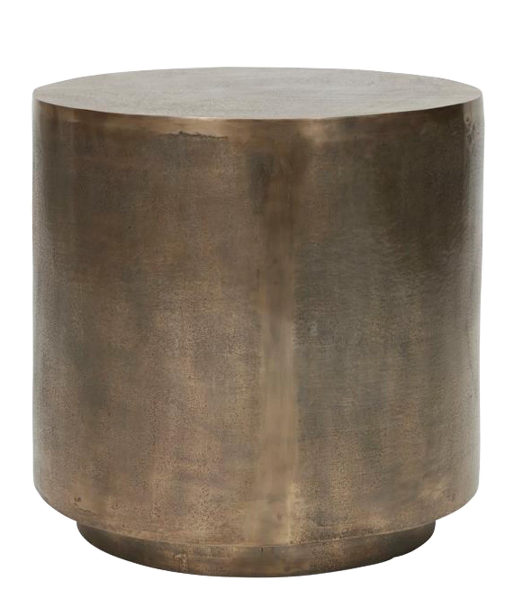 Runder Couchtisch Rota in Silber mit vertikalen Rillen, zeitloser Charme und individuellem Look für dein Wohnzimmer.