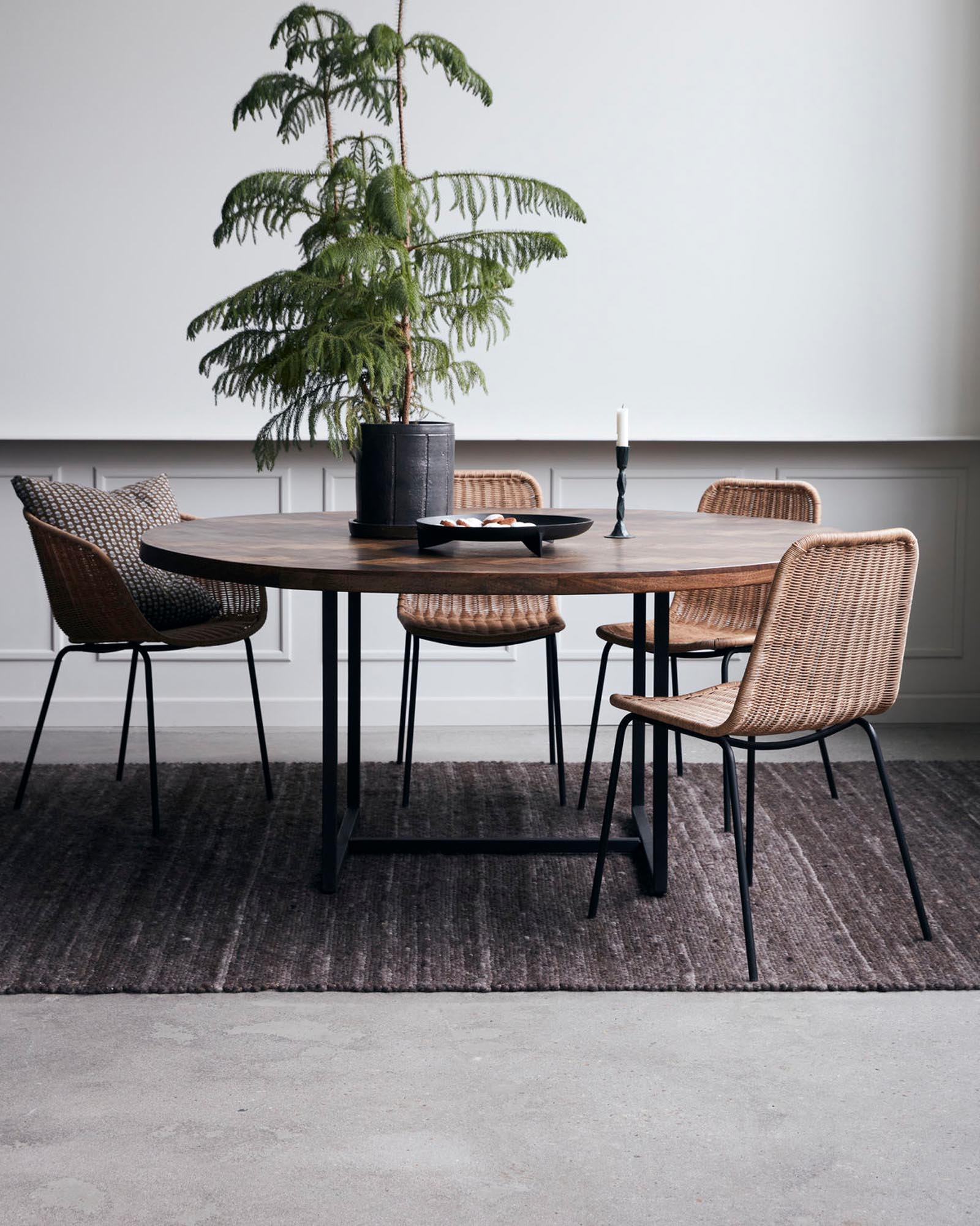 Entdecken Sie den Esstisch Kant von House Doctor – ein stilvolles Möbelstück aus langlebigem Mangoholz und elegantem Metallgestell.