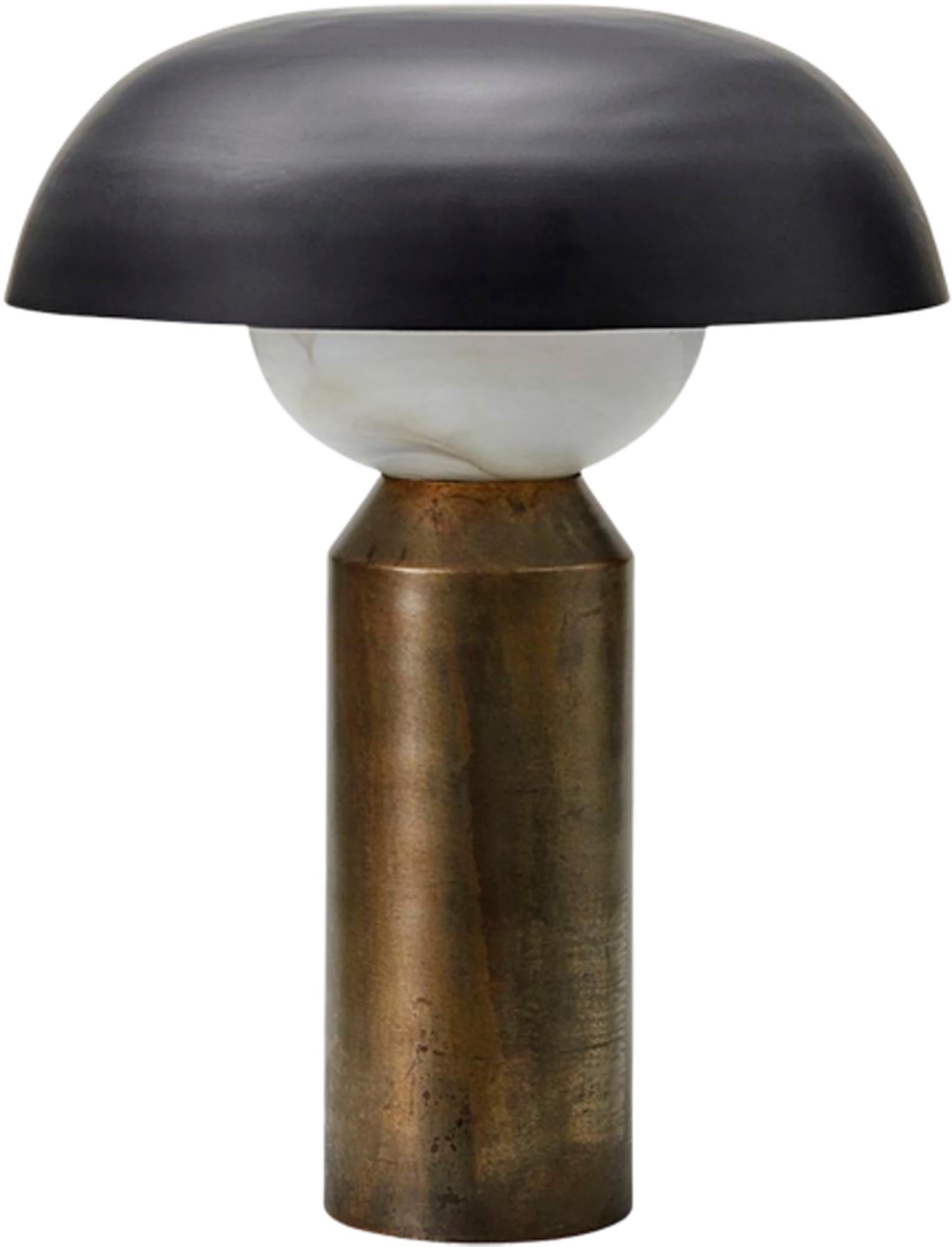 Entdecke die stilvolle Tischleuchte Big Fellow von House Doctor. Mit elegantem Design aus Eisen und Glas, ideal für jede Inneneinrichtung.