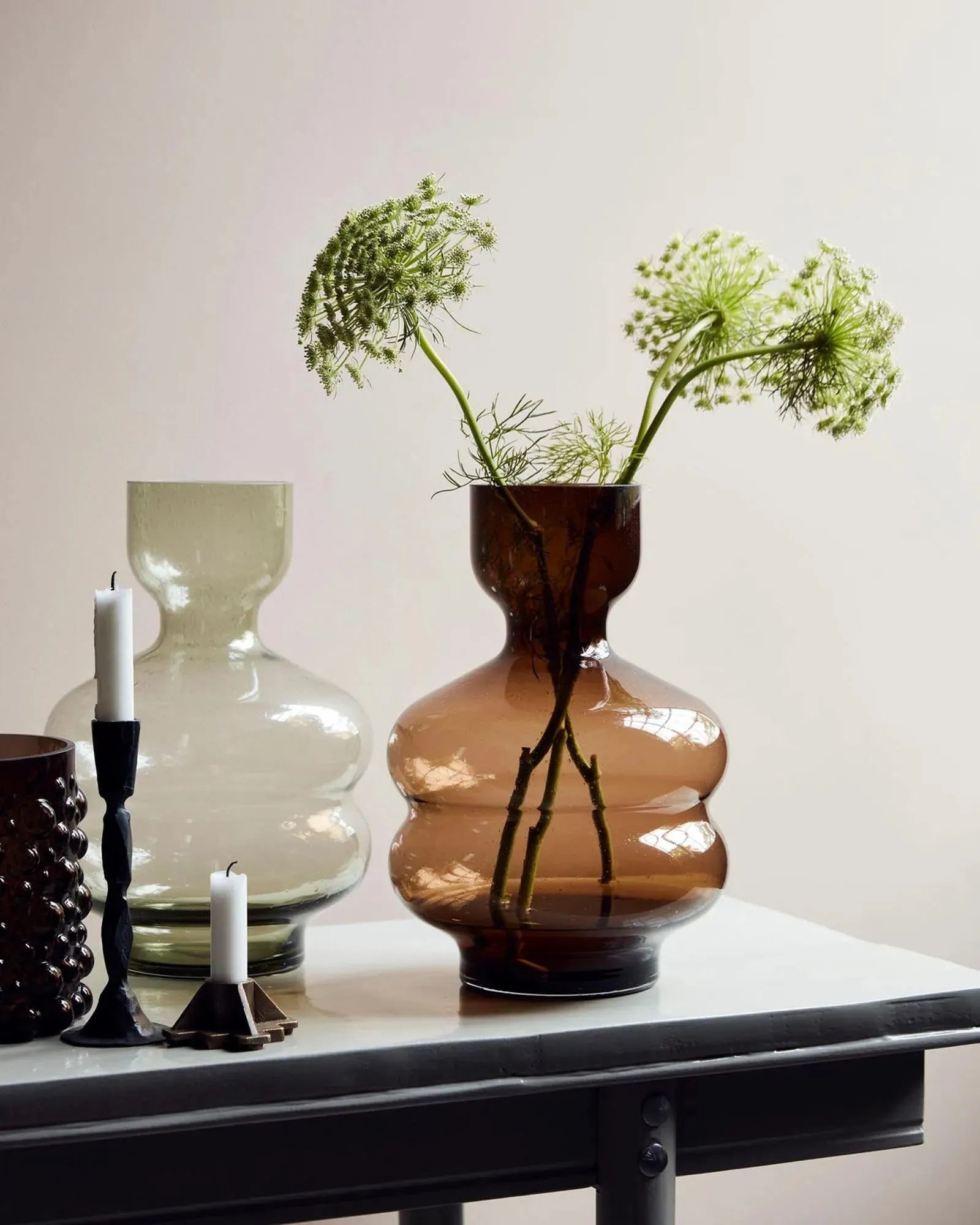 Vase Organi von House Doctor: Stilvolle Eleganz trifft auf Naturdesign.