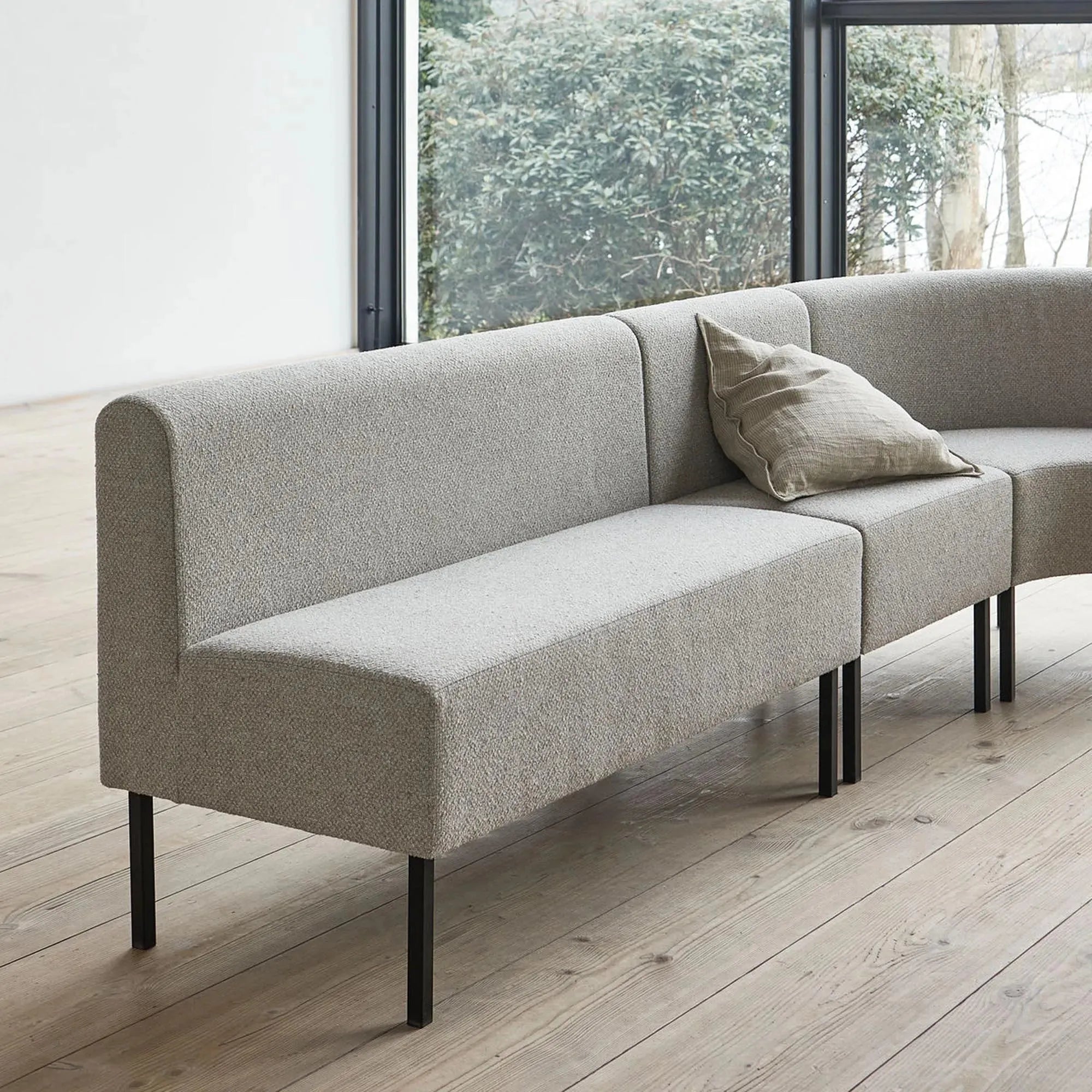 Elegantes 2-Sitzer Sofa in Natur von House Doctor für stilvolle Räume.