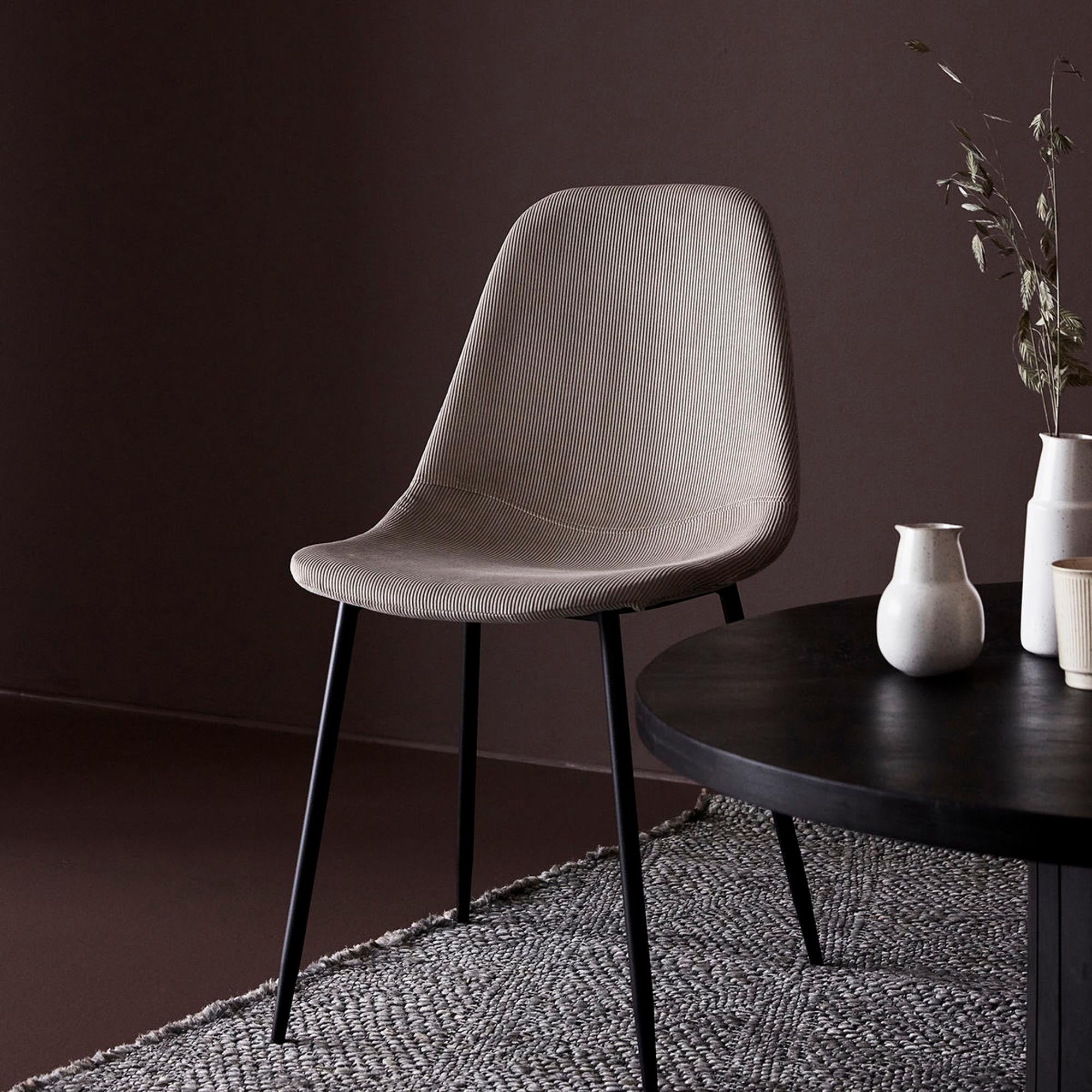 Moderner, stilvoller Stuhl in edler Lederoptik von House Doctor, perfekt für Esszimmer oder Home Office, vereint Funktionalität und Design.