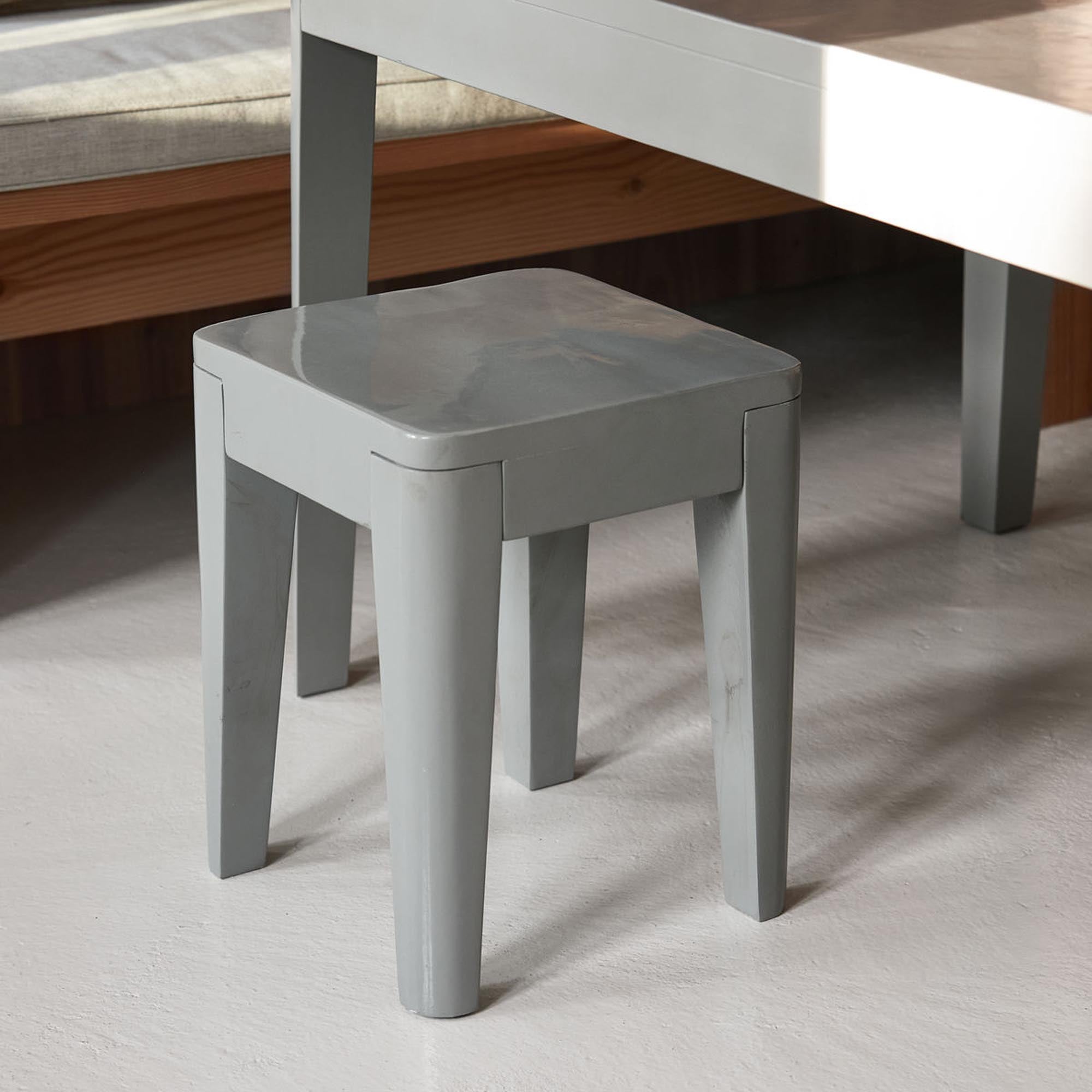 Stilvoller Mangoholz-Hocker Molon von House Doctor für modernes Wohnen.