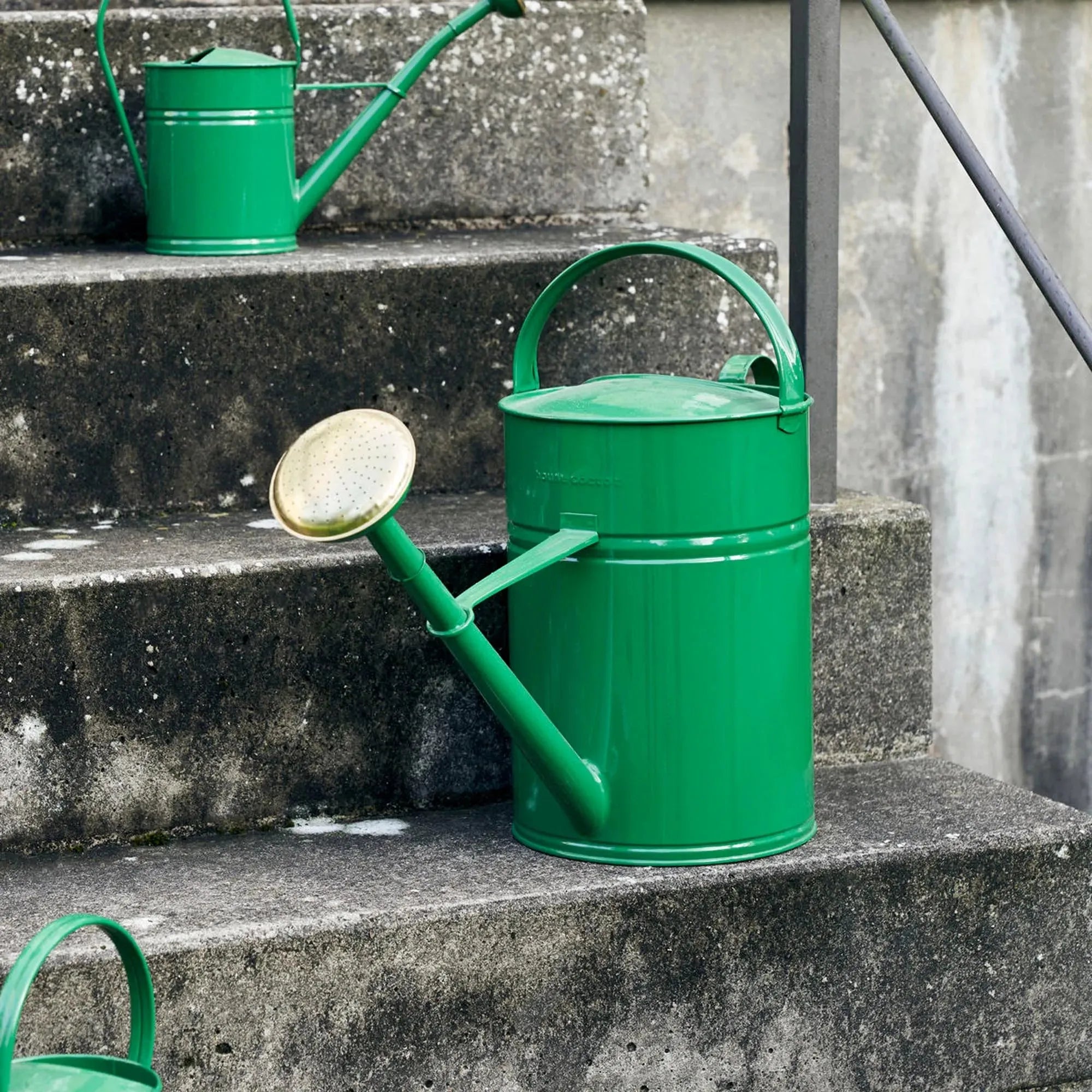 Große, grüne Giesskanne von House Doctor mit Messingrose, 10L, aus verzinktem Stahl. Praktisch und dekorativ im Garten.