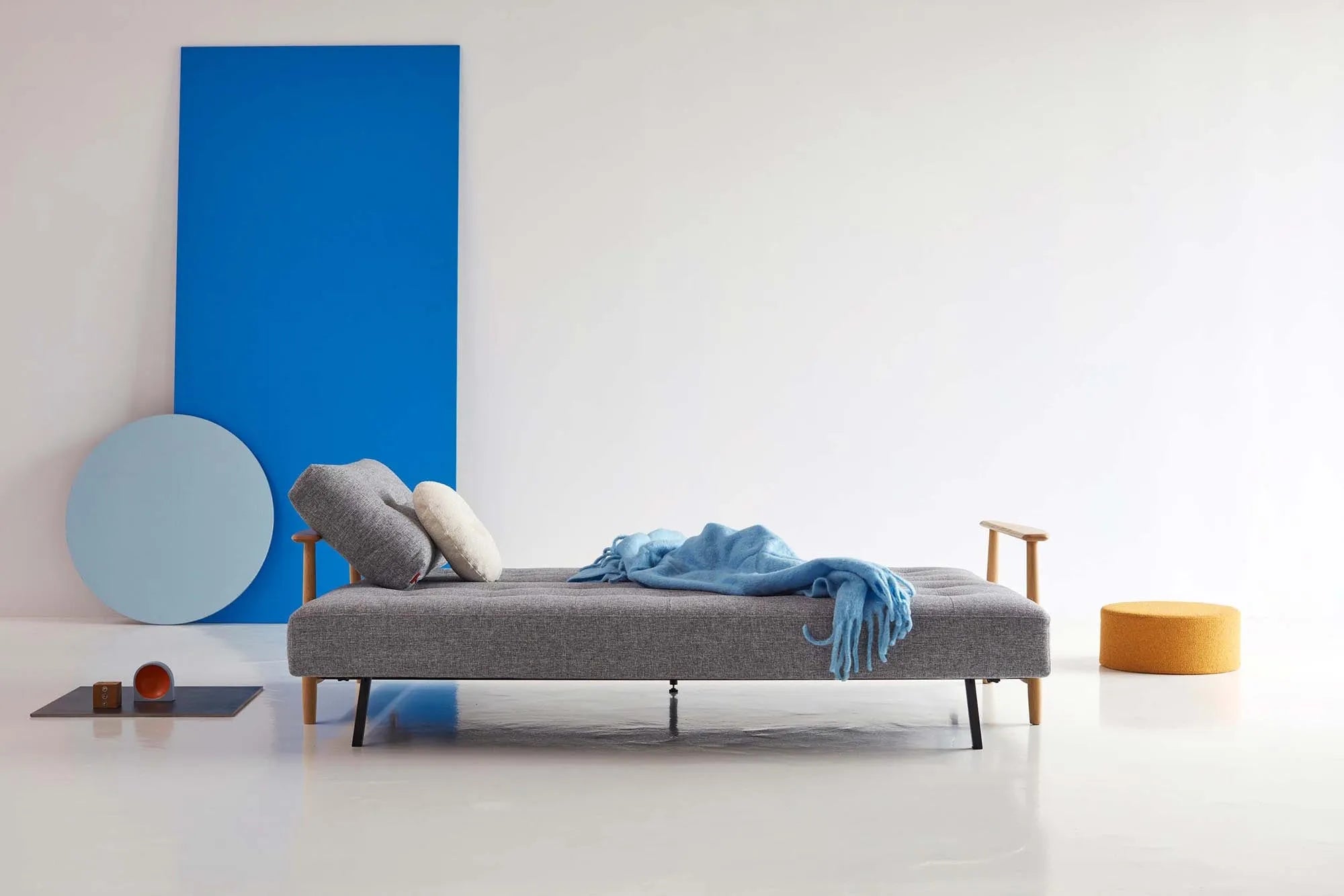 Eluma Bettsofa 200: Stilvolles Design trifft auf Funktionalität für erholsame Nächte.