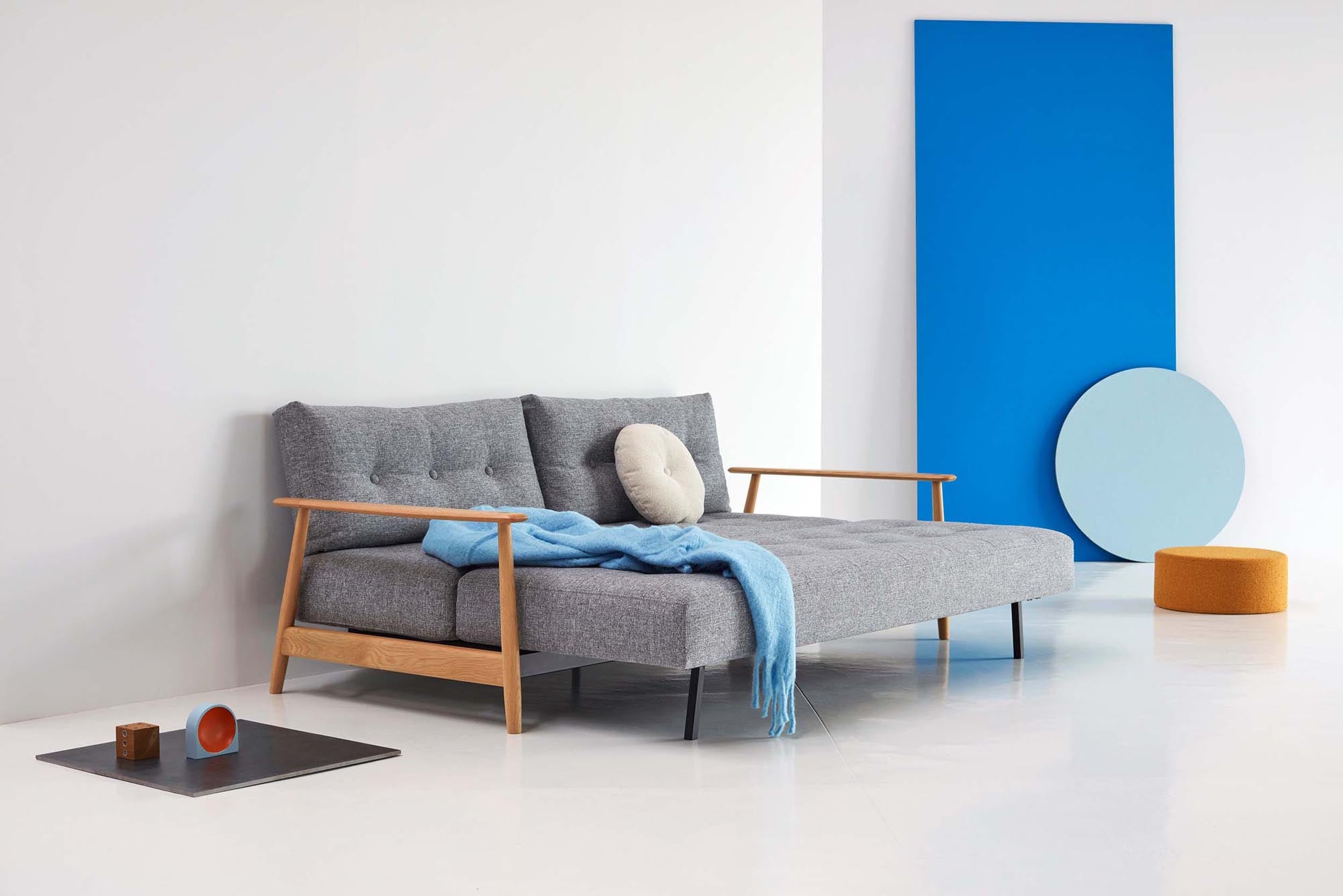 Eluma Bettsofa 140: Elegantes, platzsparendes Sofa mit innovativem Schlafmechanismus. Perfekt für Gäste und moderne Wohnkonzepte.