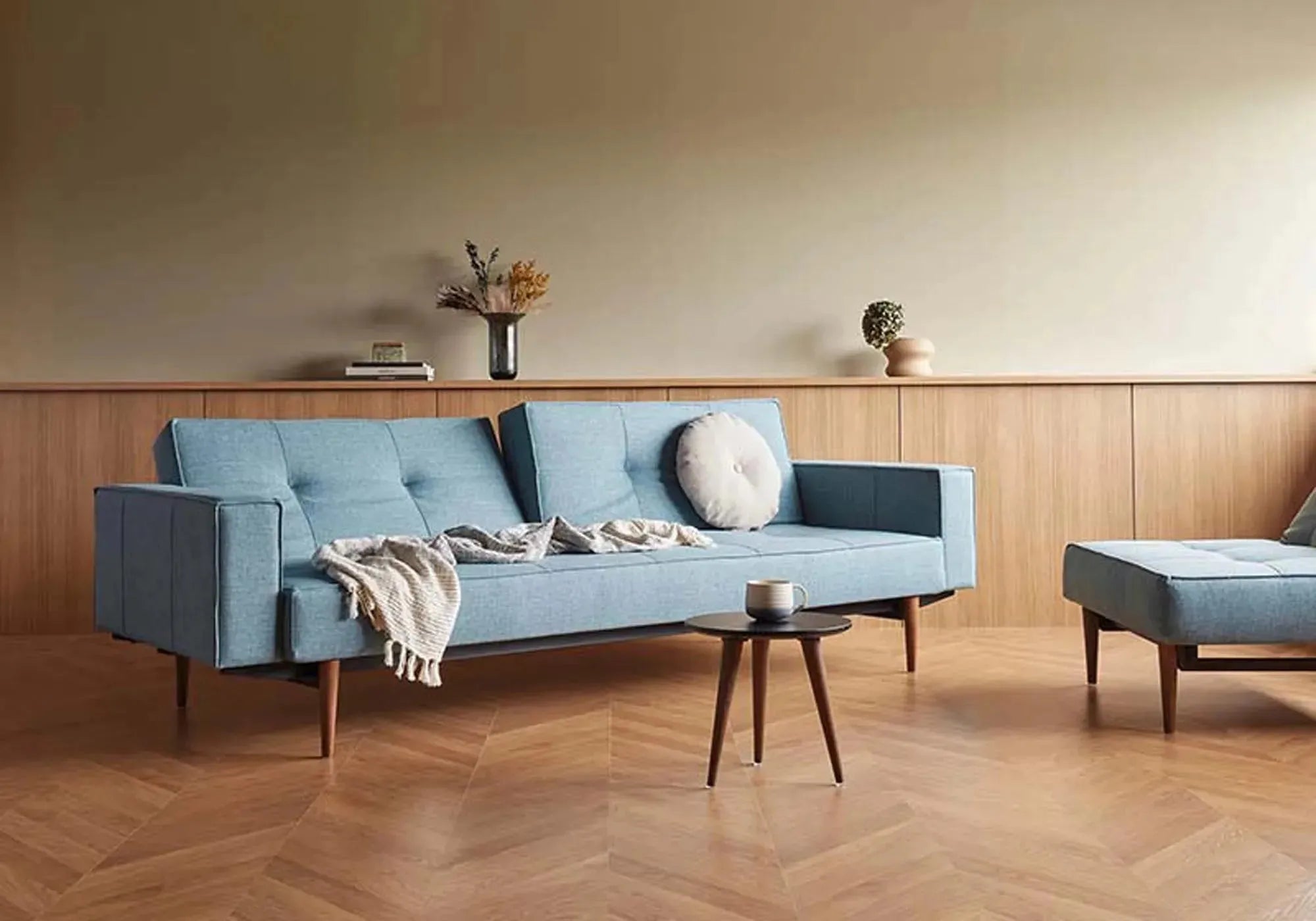 Modernes Splitback Sofabett 210 mit Armlehnen von Innovation Living.