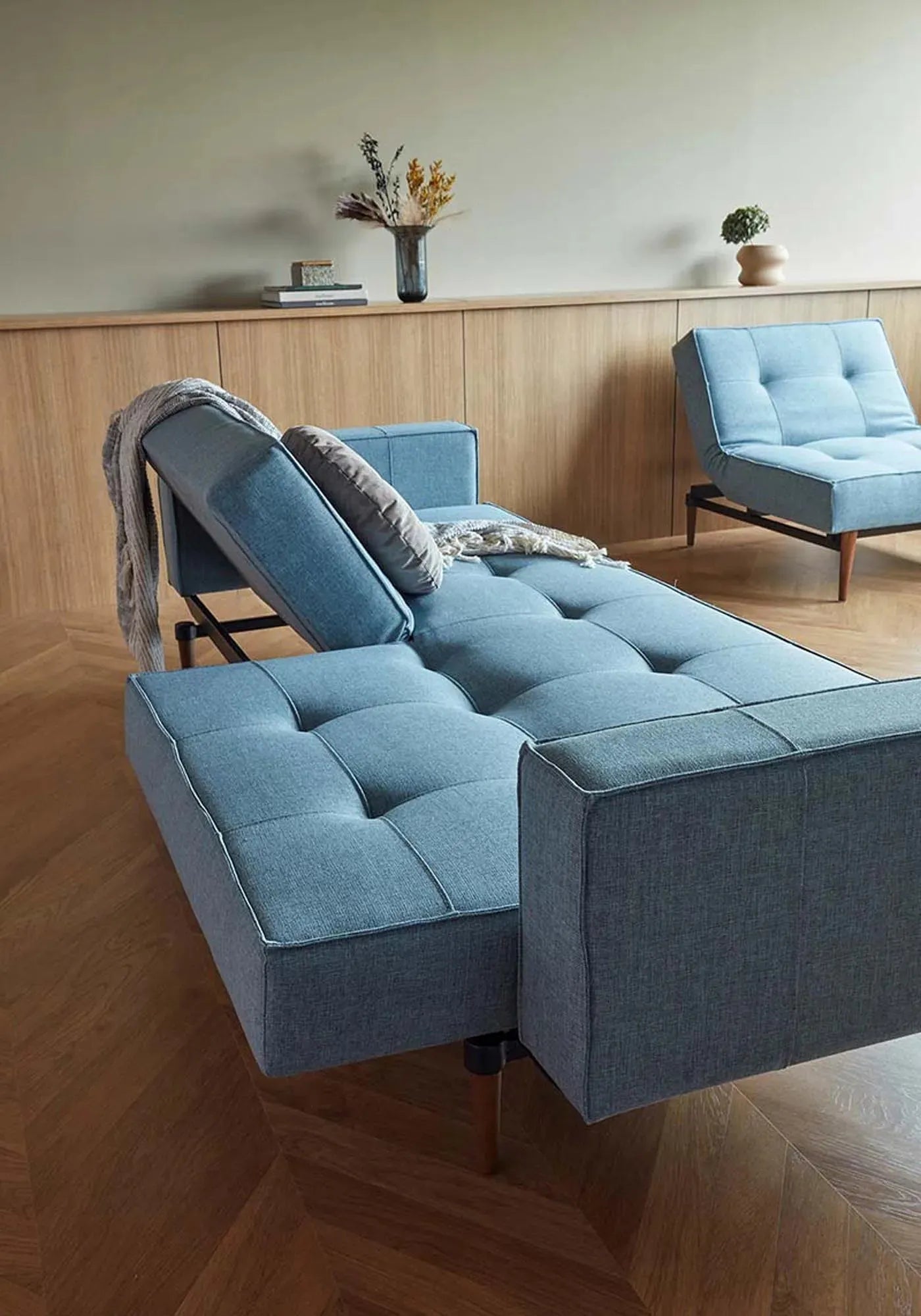 Modernes Splitback Sofabett 210 mit Armlehnen von Innovation Living.