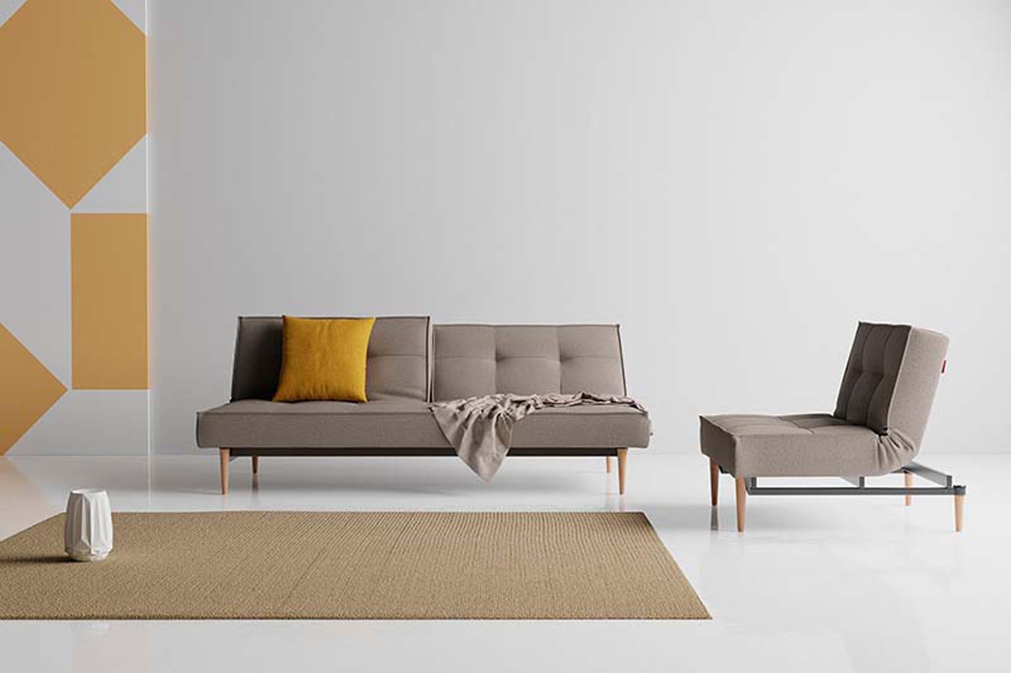 Moderner Splitback Styletto Sessel mit stilvollen Holzbeinen.