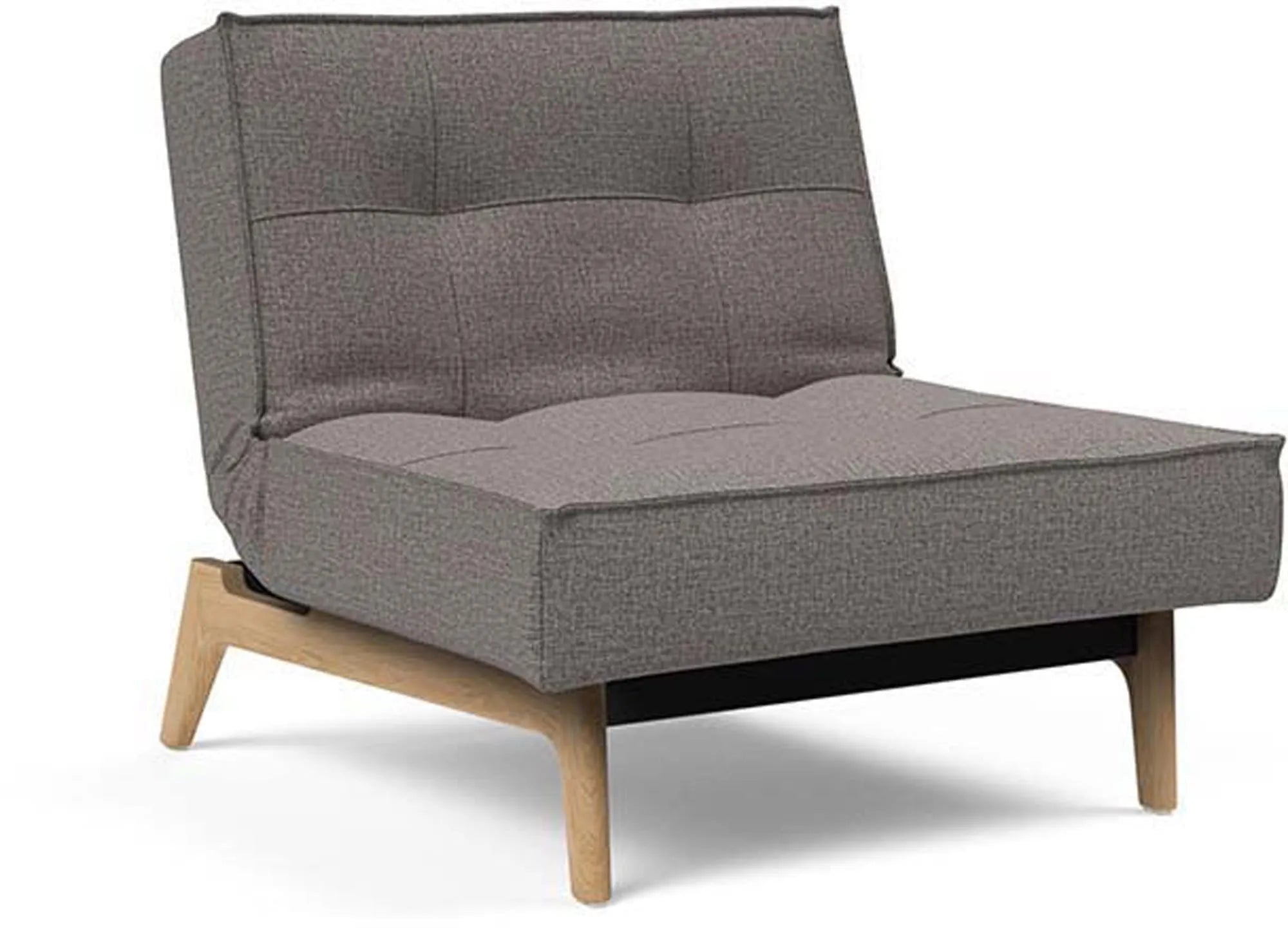 Der Splitback Eik Sessel von Innovation Living: Stilvoll, funktional, aus Eichenholz und Stahl, wandelbar als Chaiselongue oder Bett.