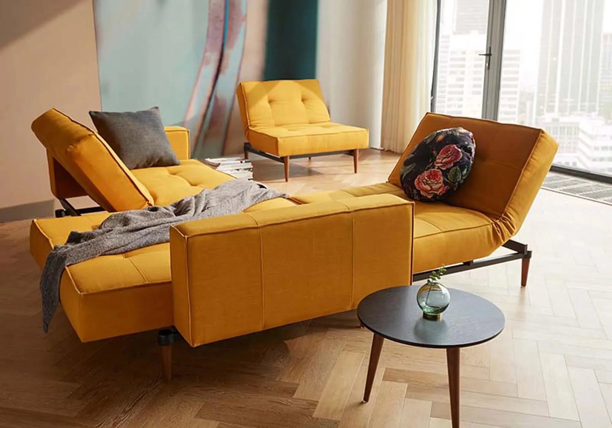 Modernes Splitback Sofabett 210 mit Armlehnen von Innovation Living.