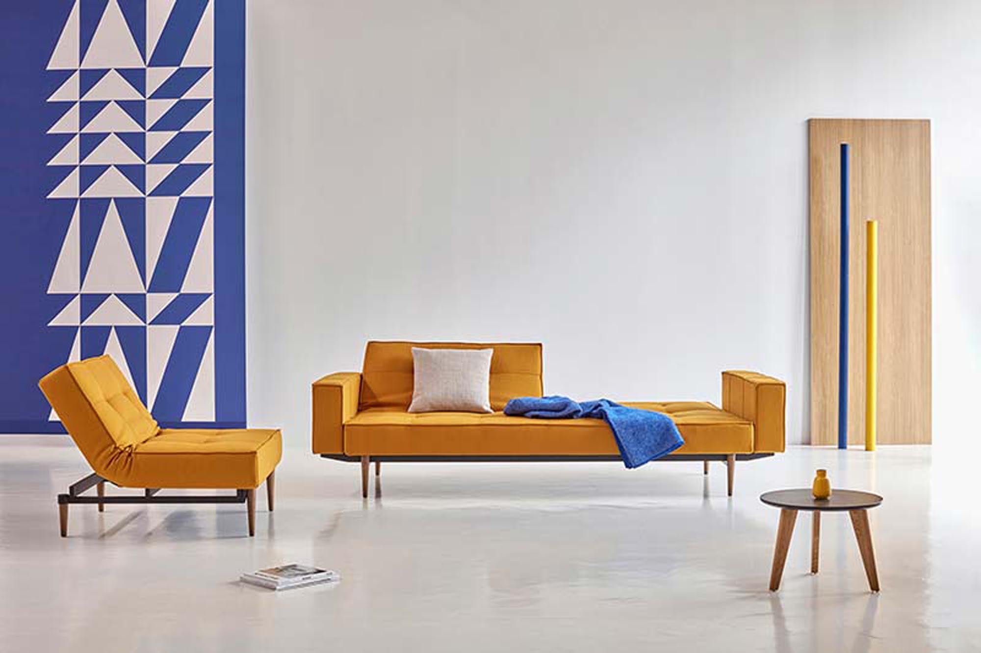 Modernes Splitback Sofabett 210 mit Armlehnen von Innovation Living.