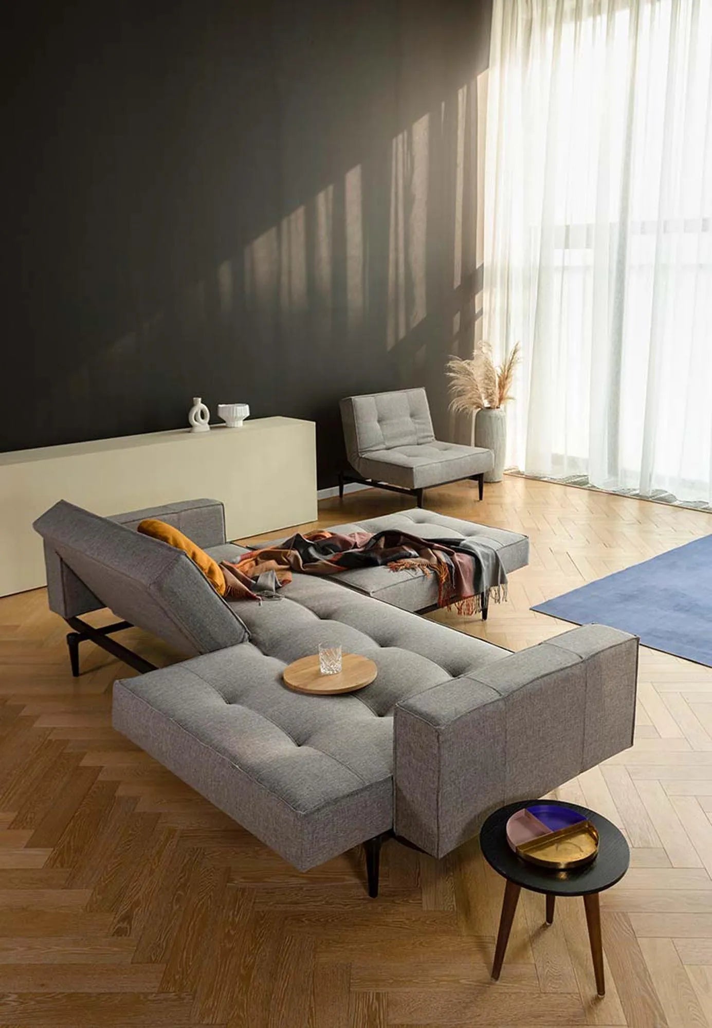 Stilvolles Splitback Sofabett 210 mit Armlehnen von Innovation Living.