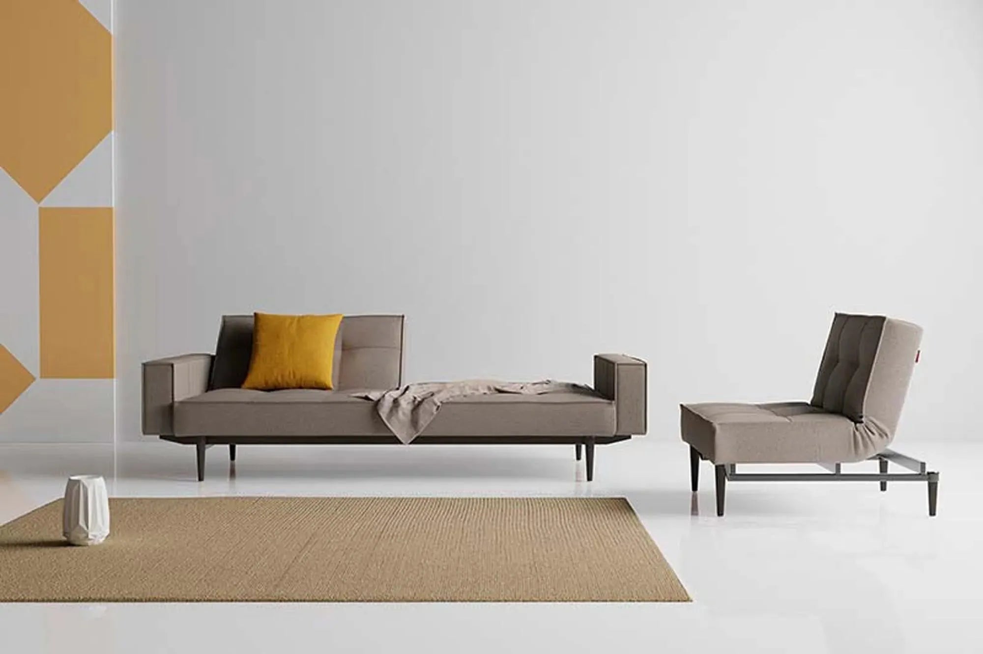 Modernes Splitback Sofabett 210 mit Armlehnen von Innovation Living.