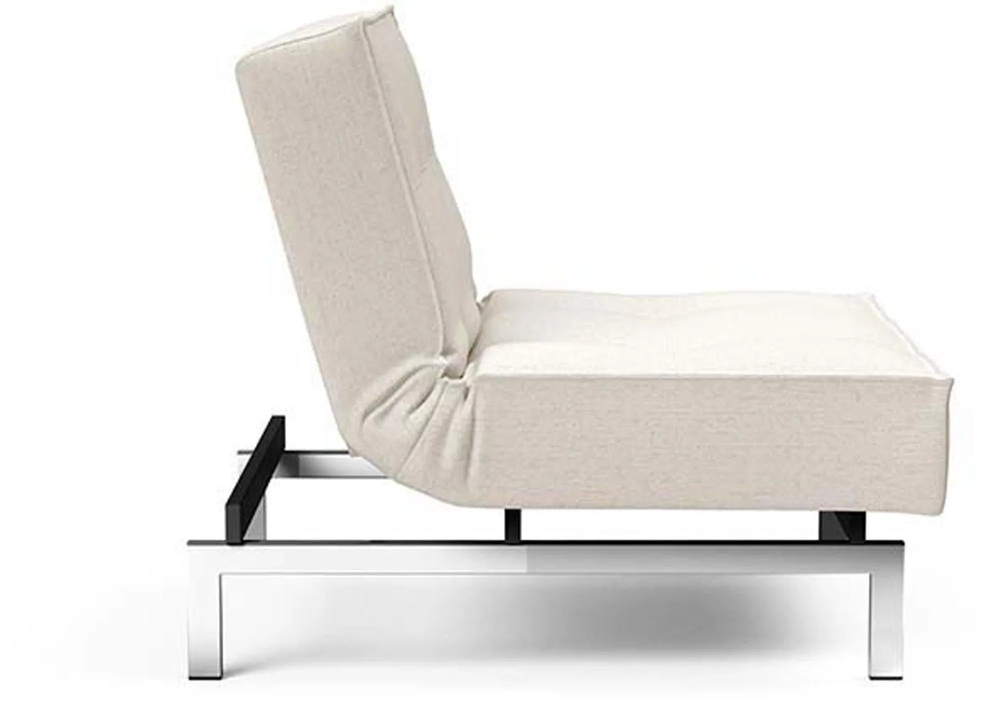 Stilvoller Splitback Sessel mit Chromakzenten von Innovation Living.