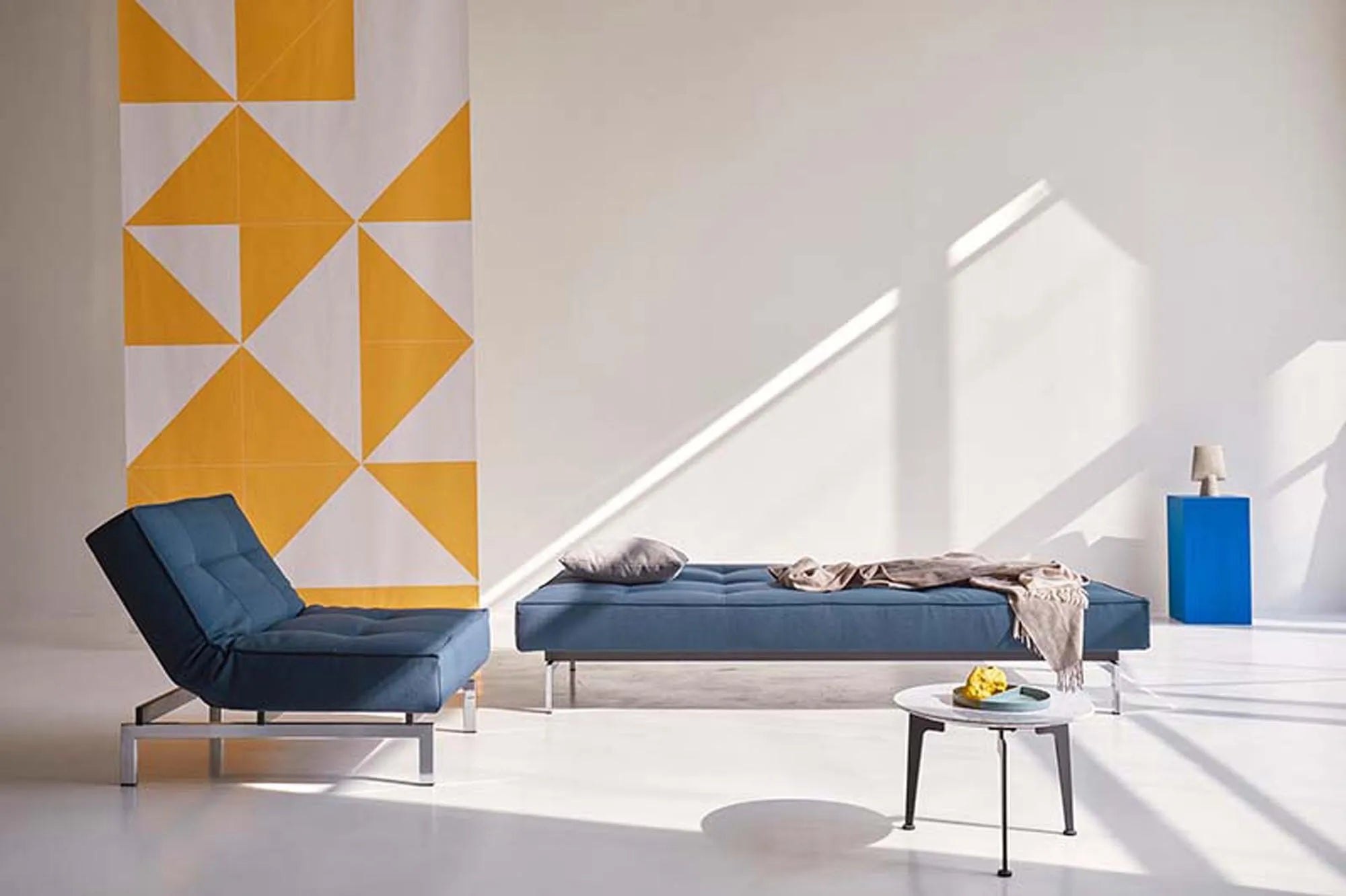 Elegantes Splitback Sofabett 210 Chrom für modernen Wohnkomfort.