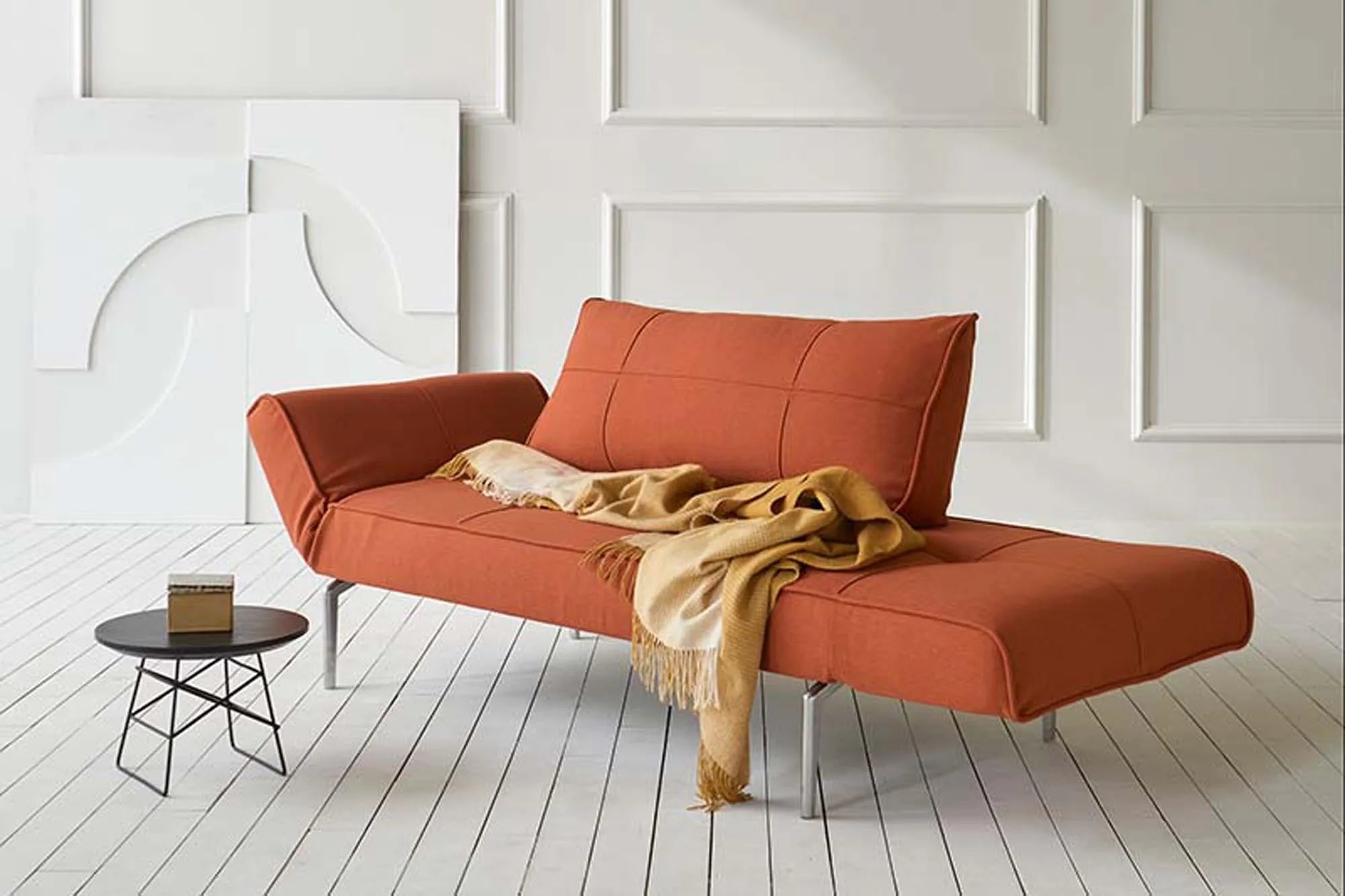 Elegantes Zeal Klappsofa 200 Straw: Flexibles Design, Aluminiumrahmen, Taschenfederkern, individuell anpassbar.