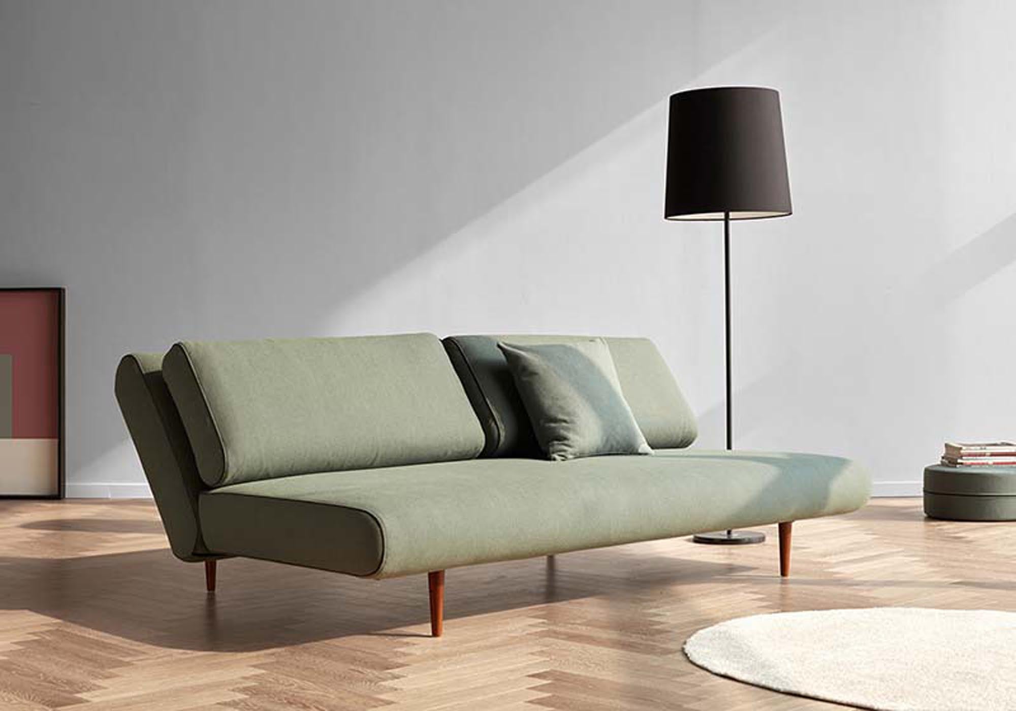 Unfurl Lounger: Minimalistisches Bettsofa mit Taschenfederkern, Eichenfüßen und innovativem Mechanismus für Stil und Komfort.