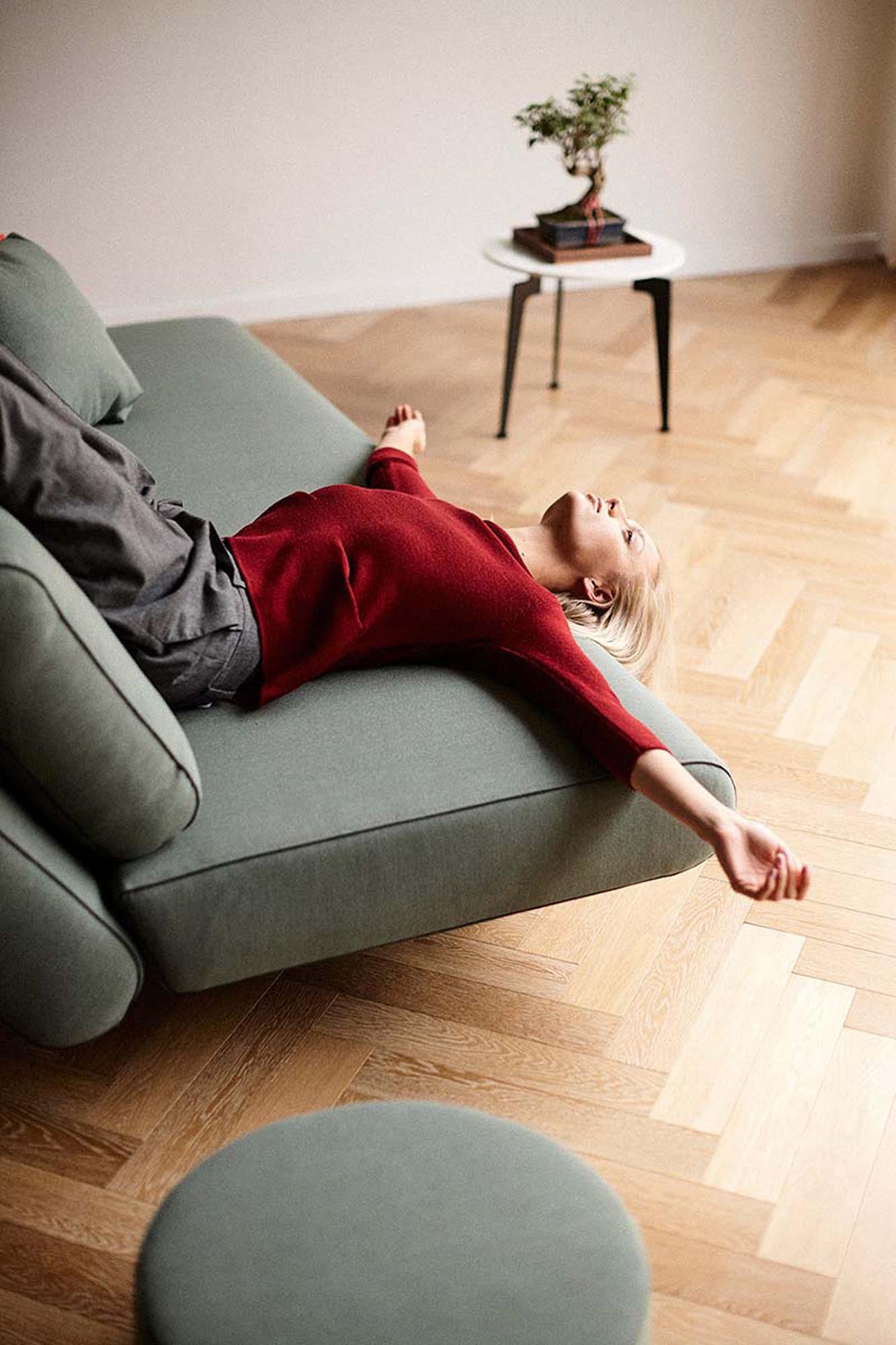 Eleganter Unfurl Lounger: Komfort trifft auf modernes Design.