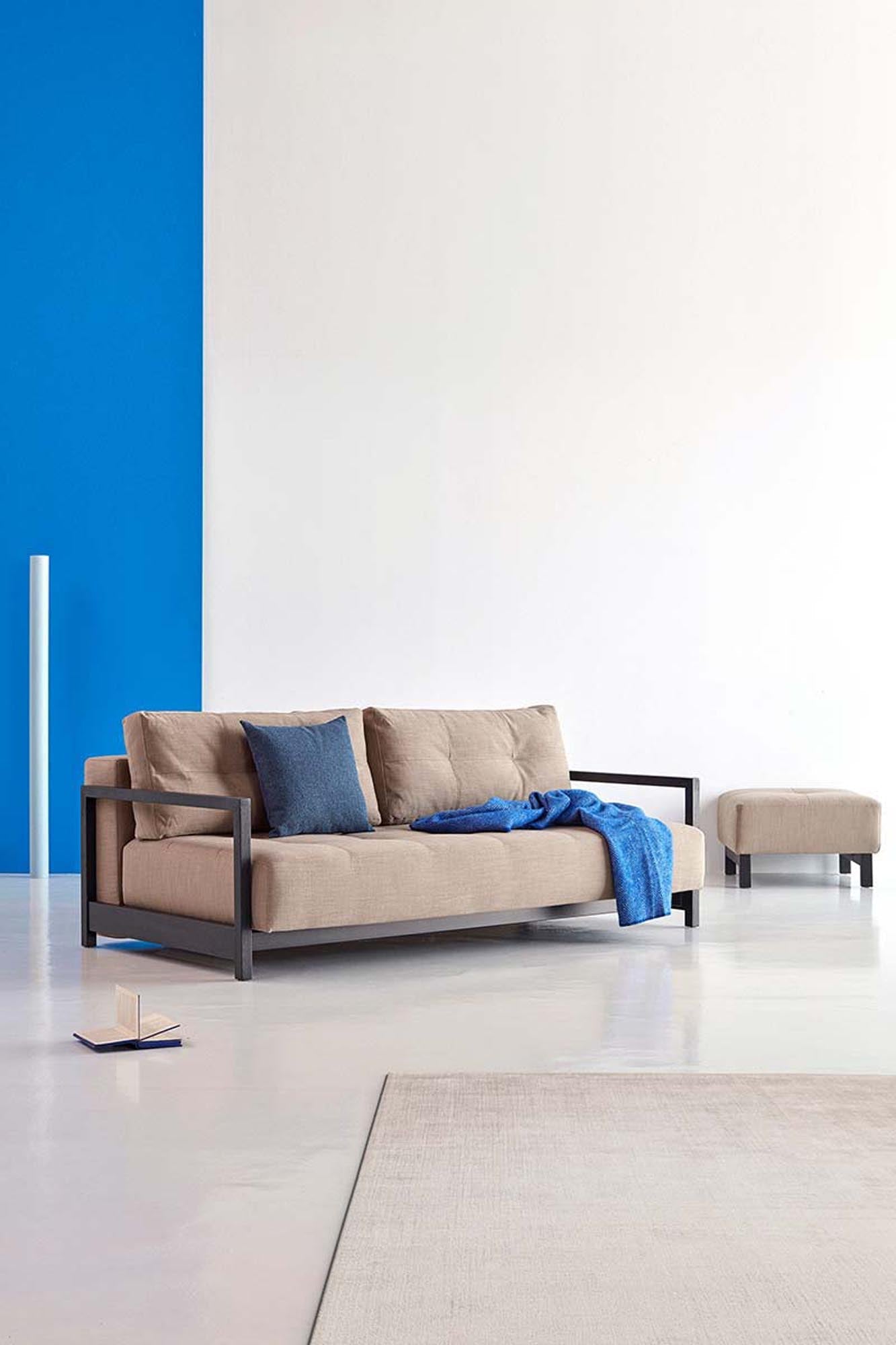 Eleganter Bifrost D.E.L. Ottoman: Vielseitigkeit von Innovation Living.