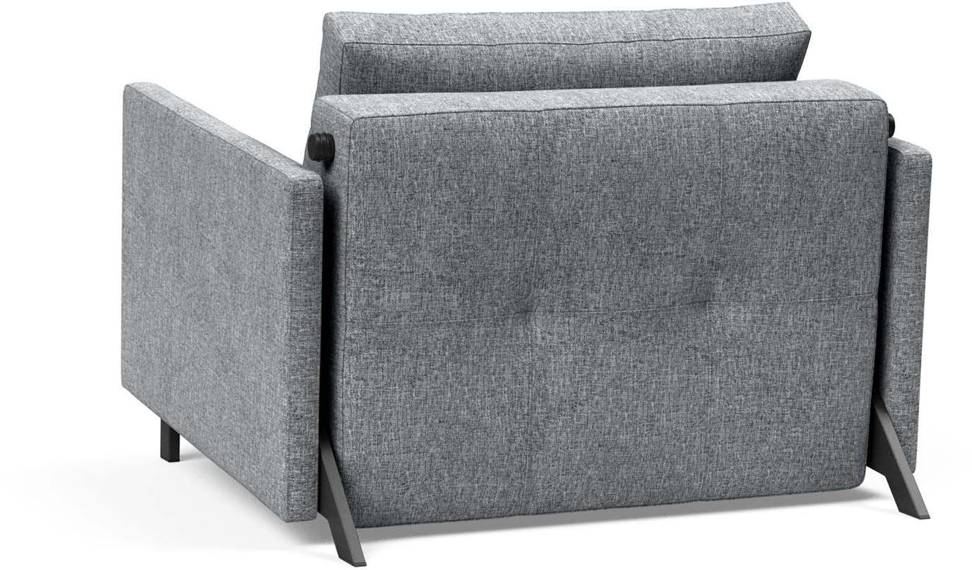 Erleben Sie den Cubed Sessel 90 mit Armlehnen von Innovation Living – ein stilvolles Möbelstück, das Komfort und modernes Design vereint.