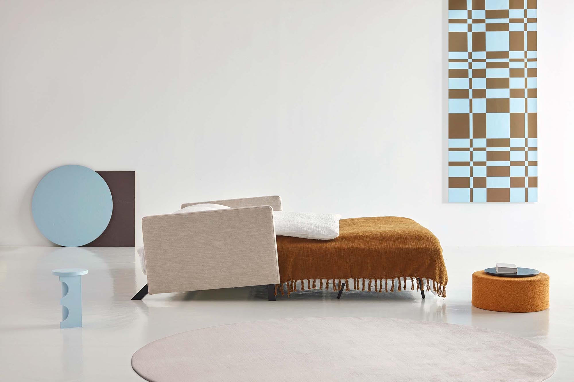 Cubed Klappsofa 160: Elegantes Design trifft auf praktische Vielseitigkeit.