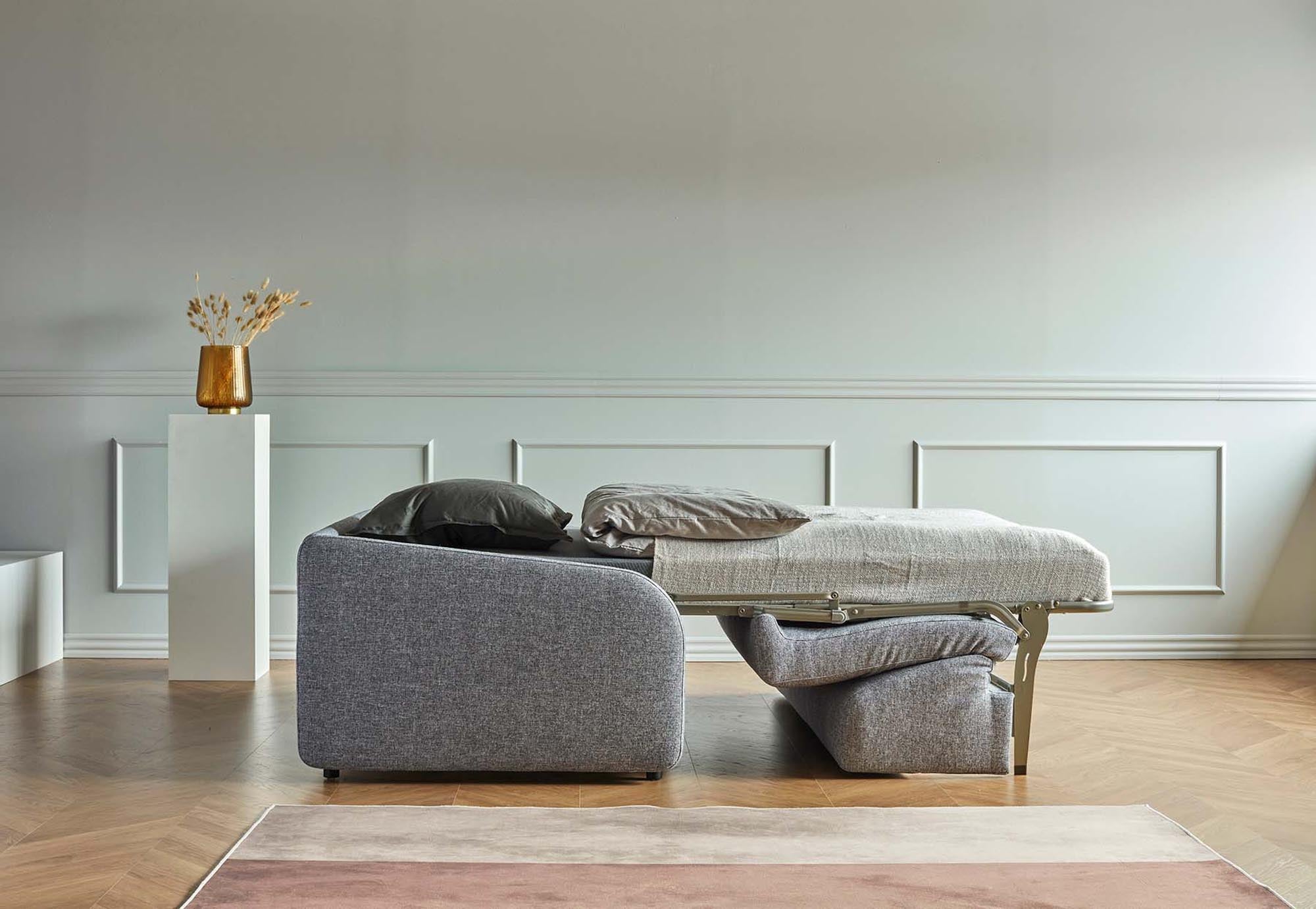 Das Eivor Klappsofa 140 von Innovation Living bietet stilvolles Design und Funktionalität mit einer Dual-Matratze für optimalen Komfort.