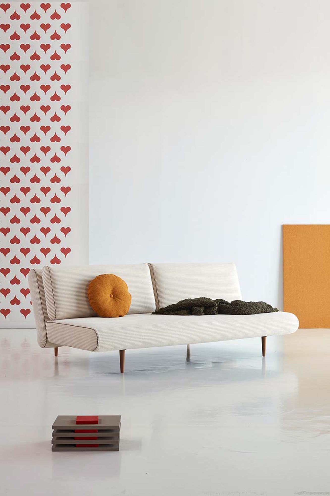 Unfurl Lounger: Stilvolles Design trifft auf höchsten Sitzkomfort – ideal für moderne Wohnräume und entspannte Stunden.
