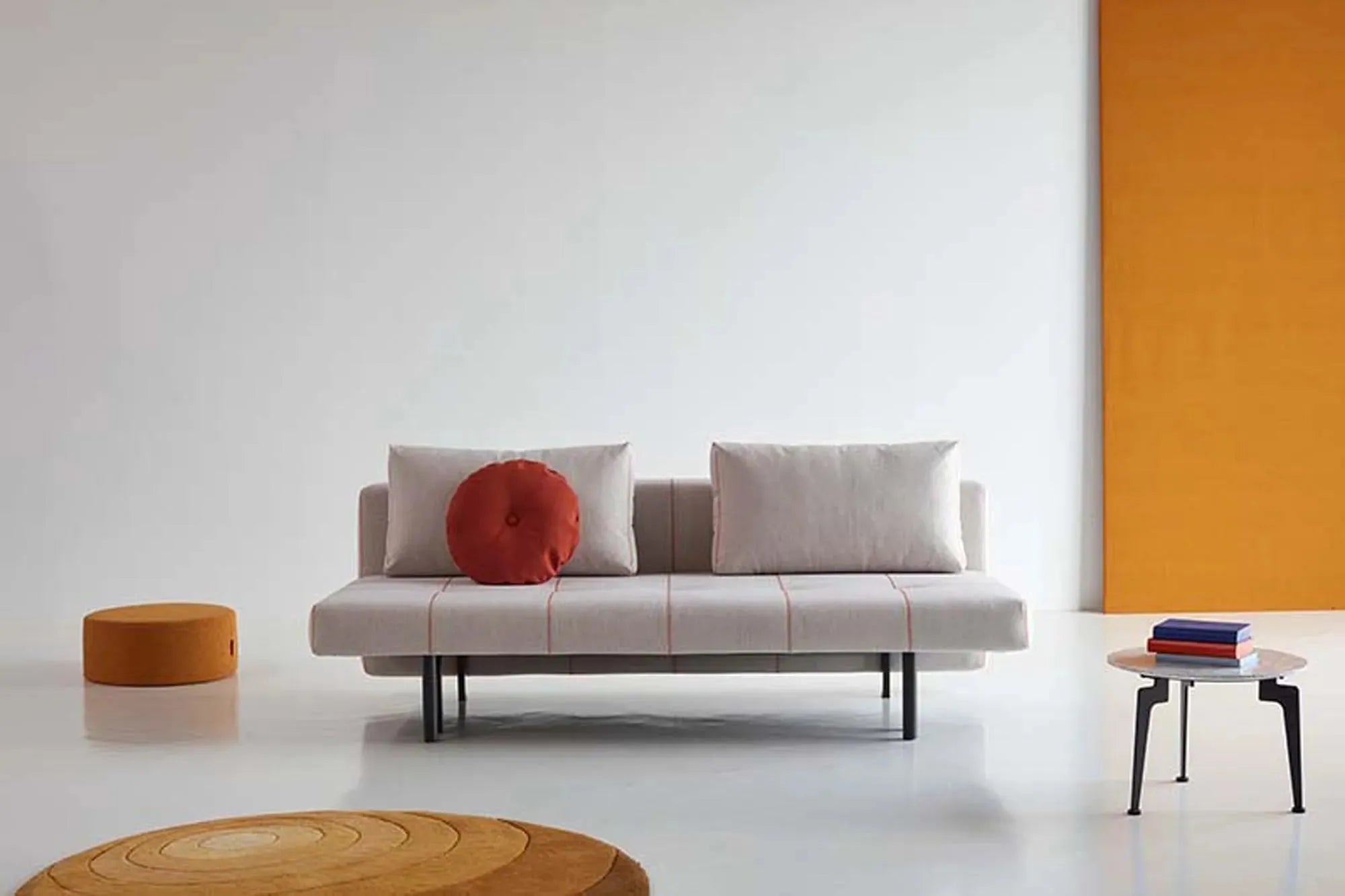 Das Sigga X Bettsofa von Innovation Living: stilvolles Design, funktional, verwandelt sich in ein 190x137 cm Bett, ideal für kleine Räume.